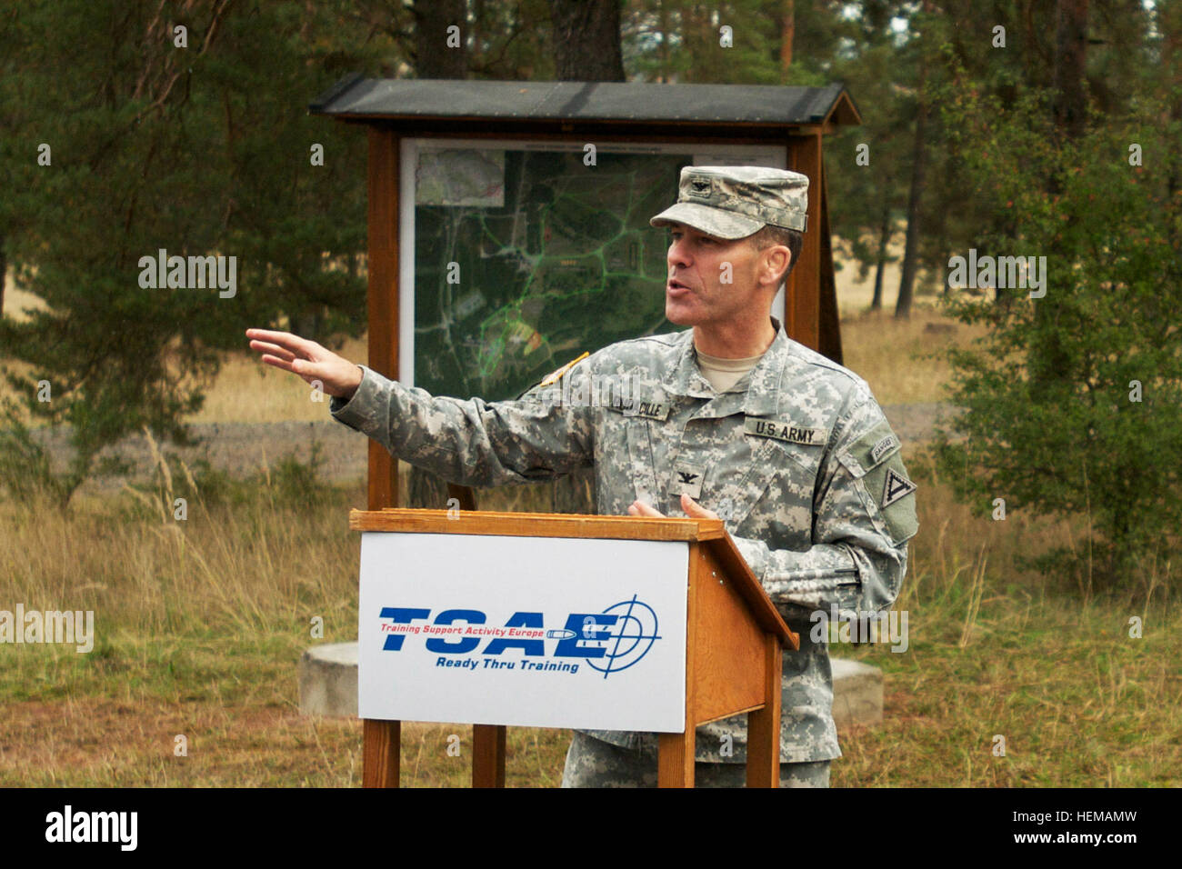 Le colonel commandant JMTC Bryan L. Rudacille félicite les nombreux intervenants et partenaires qui ont contribué à l'achèvement de l'JMTC nouveau pilote de formation du complexe, au cours de la cérémonie d'ouverture du complexe sur la zone d'entraînement Grafenwoehr en Allemagne, le 4 octobre 2012. Le complexe est le résultat d'une longue et fructueuse collaboration entre les instructeurs et les pilotes maître sous-officiers de la communauté militaire Grafenwoehr travaillant en collaboration avec le soutien de l'activité de formation l'Europe a également connu sous le nom de TSAE, l'armée américaine dans la gamme durable de l'Europe, le Département de l'GTA Wo Banque D'Images