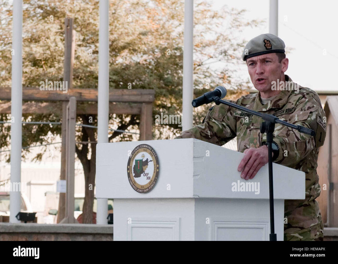 La province de Parwan, Afghanistan - Le Brigadier de l'armée britannique. Gen., Felix Gedney, le commandant général adjoint, 1re Division d'infanterie, parle au cours de la garnison de Bagram Airfield changement de commandement et de responsabilité, le 6 octobre 2012. Cette cérémonie a marqué la première garnison de l'armée américaine changement de commandement en Afghanistan. (U.S. Photo de l'armée par le Sgt. Christopher Bonebrake, Mobile 115e Détachement des affaires publiques) aérodrome de Bagram, passation de commandement de la garnison 121006-A-GH622-123 Banque D'Images