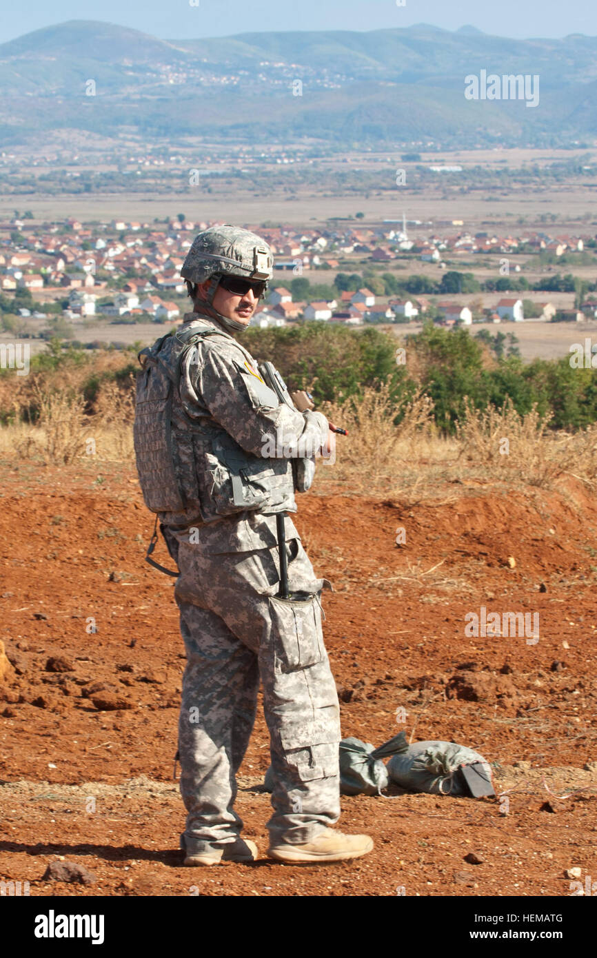 Le Sgt. Joseph R. Reyes, de Manteca, en Californie, vérifie les fils reliant explosifs à un détonateur à l'un des champs de tir sur le Camp Bondsteel au 10 octobre. Les forces françaises au Kosovo contacté Reyes' unité, la 217e compagnie des explosifs, la Garde nationale de Californie pour aider à détruire les armes à sous-munitions qui ont été approchent de leur date d'expiration. Les soldats de la 217e voiture à l'approvisionnement de munitions français point, ramassé les munitions, et ont sécurisé la zone avant de commencer le processus de détonation. Juste vos explosifs quotidienne 121010-A-SC231-048 Banque D'Images