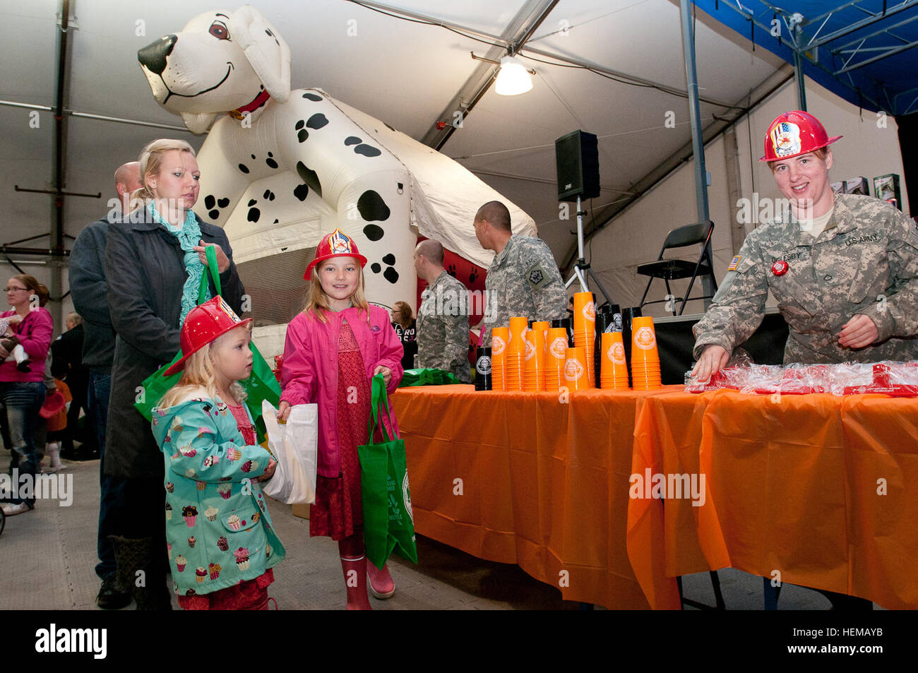 Michelle Davis (à gauche), le tremble et les rivières Davis Davis collecter des butin de prévention incendie auprès de FPC. Nancy Oglesby, pompier, incendie, 537th détachement à l'égard de la sécurité juste sur Joint Base Lewis-McChord, 13 octobre. La sécurité incendie a été juste l'événement culminant de la sécurité-incendie semaine au cours de laquelle les pompiers ont visité les écoles et donné des démonstrations dans tout JBLM dans un effort de sensibilisation à la sécurité-incendie. Semaine de la sécurité-incendie se termine le JBLM 725901 Banque D'Images
