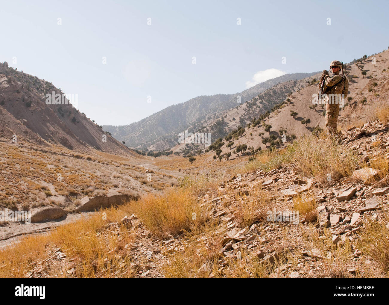 Le capitaine de l'armée américaine Gary Klein, commandant de troupe B, 1er Escadron, 33e Régiment de cavalerie, 3e Brigade Combat Team, 101st Airborne Division (Air Assault), s'apprête à escalader une montagne dans le district de Shamal, Octobre 26, 2012. Les pays fournisseurs B a effectué une mission de reconnaissance de l'itinéraire et cherché des engins explosifs improvisés et des caches d'armes. (U.S. Photo de l'armée par le Sgt. Christopher Bonebrake, Mobile 115e Détachement des affaires publiques) Scouts s'adapter pour la sécurisation de l'Afghanistan 121026-A-GH622-105 Banque D'Images