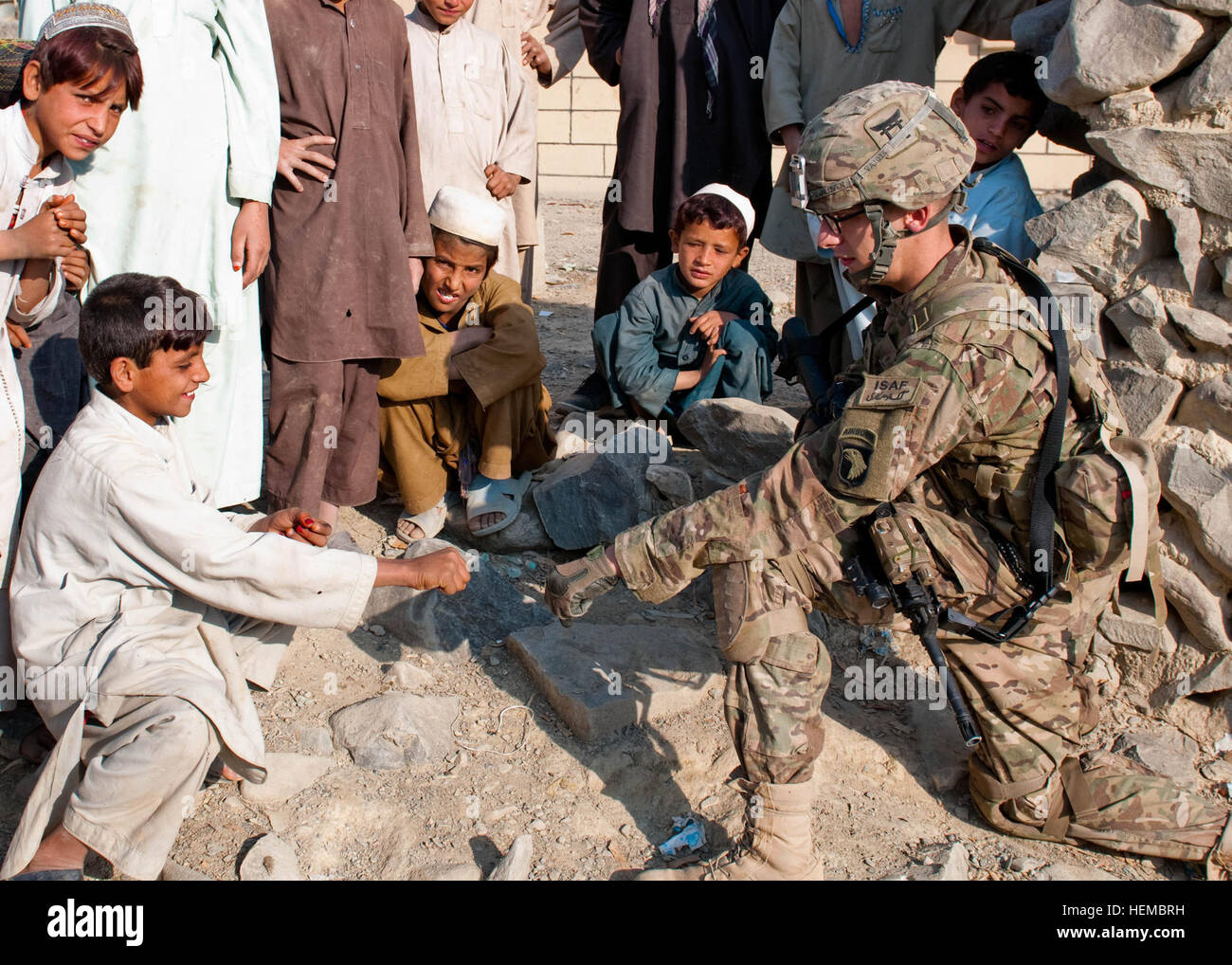 Circuit de l'armée américaine. Brennon Van Luven, un fantassin 2e peloton, Compagnie B, 3e bataillon du 187e Régiment d'infanterie, 3e Brigade Combat Team, 101st Airborne Division (Air Assault), interagit avec les enfants afghans dans le village de Dande Fariqan, le 5 novembre 2012. Van Luven envisage d'aller à l'école et se faire embaucher par la Pennsylvania State Patrol lors de son enrôlement dans l'est plus. (U.S. Photo de l'armée par le Sgt. Christopher Bonebrake, Mobile 115e Détachement des affaires publiques) Pourquoi nous servir, la FPC. Brennon Van Luven 121105-A-GH622-116 Banque D'Images