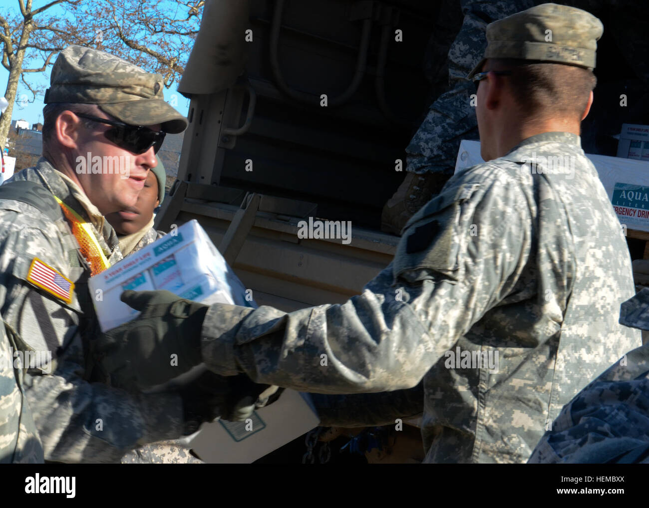 Garde nationale d'armée SPC. Daniel Mcwilliams de Bravo Troop, 2e Escadron, 101e régiment de cavalerie, aide à décharger les cas de l'eau dans Coney Island, New York, N.Y., 9 novembre 2012. McWilliams a participé à une mission qui a pris garde de porte en porte à la recherche d'emploi pour les résidents dans le besoin de nourriture, d'eau et de fournitures médicales. (U.S. Photo de l'armée par la CPS. Jeremy Bennett) New York les soldats de la Garde nationale de fournir l'aide aux résidents de Coney Island 121109-A-QM437-0048 Banque D'Images