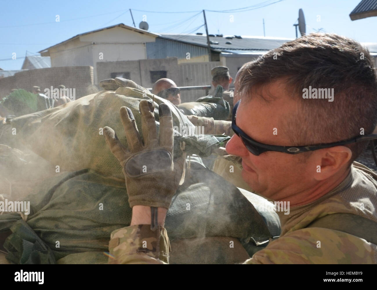 Le Lieutenant-colonel de l'armée américaine, Michael Murphy, membre de l'Afghanistan Pakistan programme Mains remontées mécaniques, un sac pendant un détail le 9 novembre 2012, à base d'éclairs. Murphy a contribué à remplir des sacs de sable au cours de la BOA-échelle de détails pour aider à la protection de la force. (U.S. Photo de l'armée par le capitaine Leslie Reed, Mobile 115e Détachement des affaires publiques) Pourquoi nous servir, le Lieutenant-colonel Michael Murphy 121116-A-NJ272-003 Banque D'Images