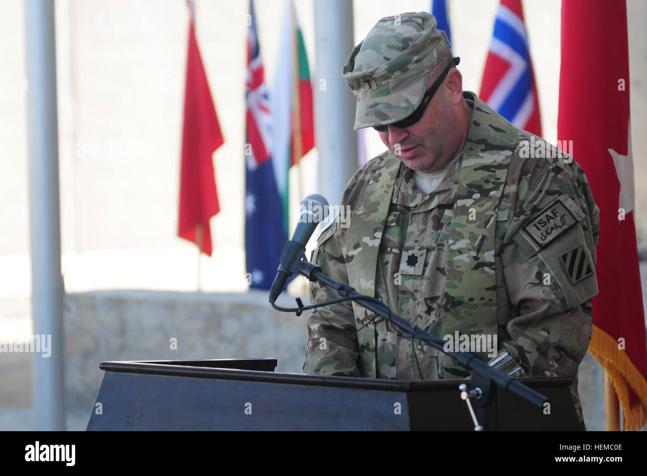 Le Commandement régional (Sud) aumônier, le Lieutenant-colonel Gregory Walker, ouvre un jour des anciens combattants cérémonie avec une prière au CR(S) Siège' Marne Jardin (avant) à l'aérodrome de Kandahar, Afghanistan, le 11 novembre 2012. Les militaires et civils se sont réunis pour la cérémonie de la Journée des anciens combattants en hommage aux anciens combattants du passé, présent et futur. Les membres du service en Afghanistan hommage des anciens combattants 24 121111-A-YE732-024 Banque D'Images