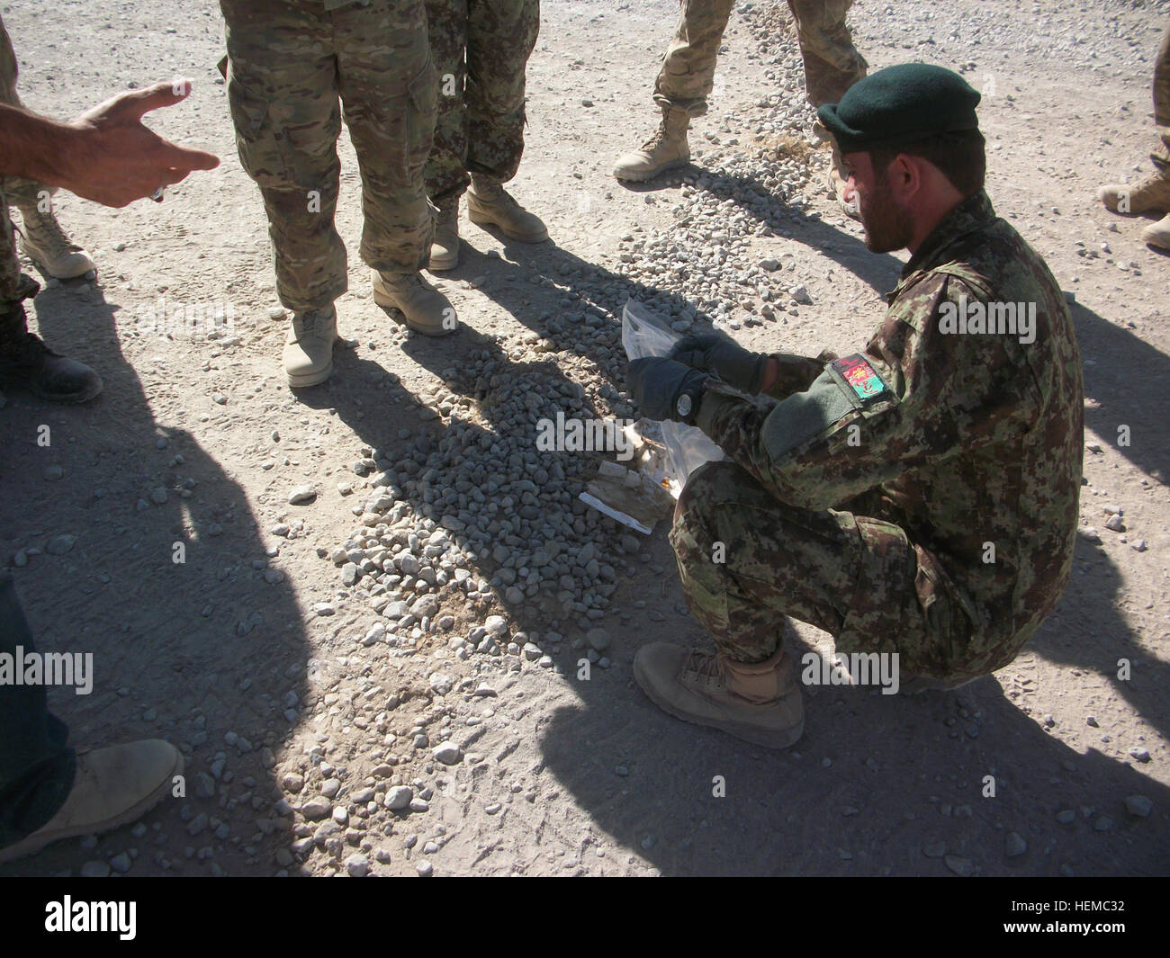 Un soldat de l'Armée nationale afghane à partir de la 4e Brigade, 203e Corps de l'entreprise Route recueille des données en provenance d'un danger d'explosion simulée comme formateurs de la 102e compagnie de sapeurs, à Fort Bragg, N.C., observer. (Photo de la 1ère Armée américaine, le lieutenant Tyler Dovel, Groupe de travail des affaires publiques afghanes irréductibles) route des militaires s'entraînent avec les ingénieurs américains 121114-A-QL494-120 Banque D'Images