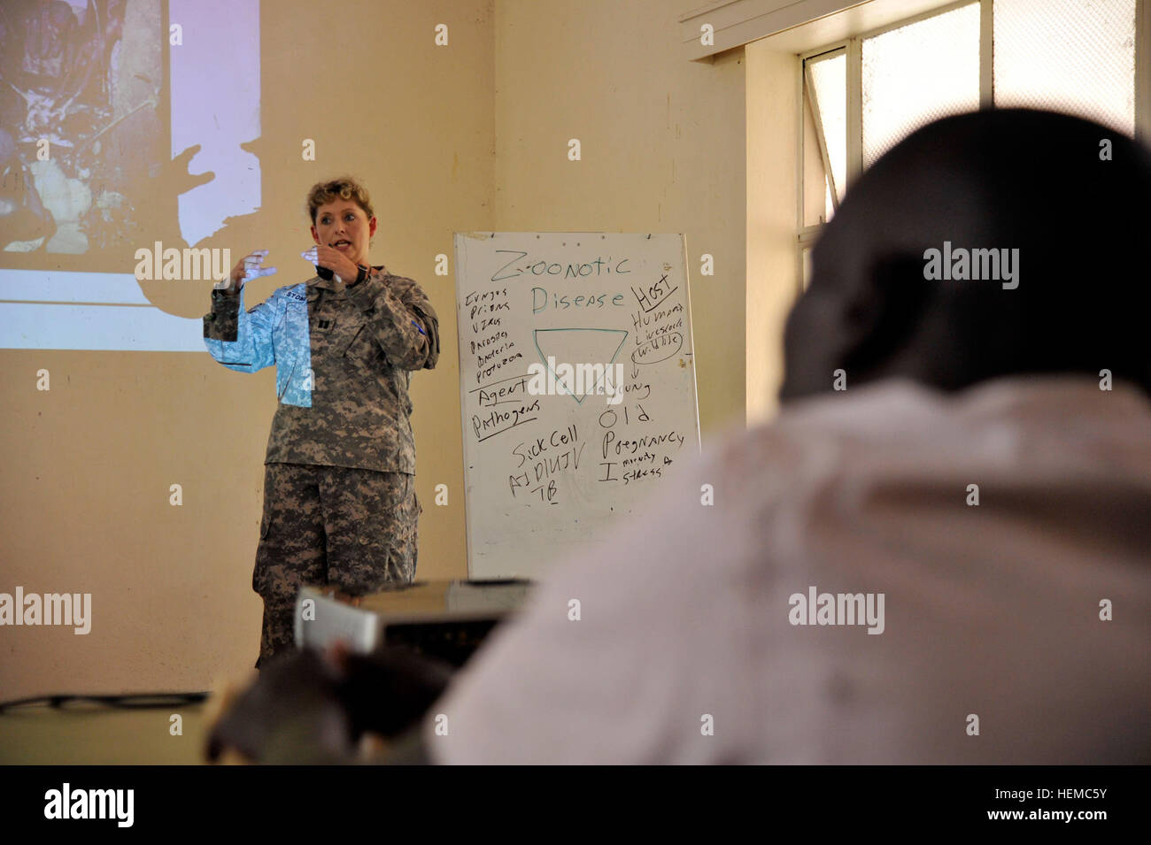 Le capitaine de l'armée américaine Heather Stone, 448e Bataillon des affaires civiles spécialité fonctionnelle vétérinaire de l'équipe agent responsable, facilite une classe contre les maladies zoonotiques au cours de l'enseignement en classe une partie de la formation en santé qui a eu lieu le 18 novembre à 27, 2012. Des soldats de la Force opérationnelle combinée Force-Horn de l'Afrique est associée à des dirigeants ougandais, Université de Makerere, la Force de défense du peuple ougandais et l'Agence américaine pour le développement international afin d'aider à renforcer les capacités et les connaissances des travailleurs de la santé publique et vétérinaire. (U.S. Photo de l'armée par le sergent. Puliva Shejal Banque D'Images