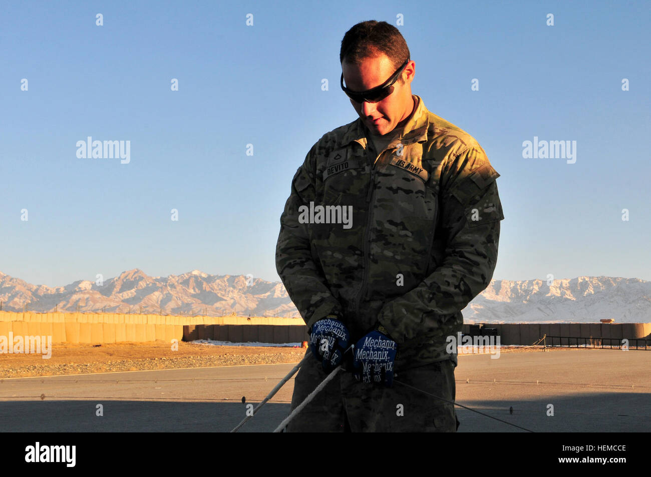 La province de Logar, Afghanistan - l'armée américaine la FPC. Steven Devito, 23, refastens les câbles de freinage après l'atterrissage un RQ-7B ombre à la base d'opérations avancée Shank, le 1er décembre 2012. Devito est enrôlé dans l'armée en 2011 en tant que responsable des systèmes de drones et a servi avec la Compagnie B, 173e Bataillon des troupes spéciales, 173ème Airborne Brigade Combat Team dans l'Est de l'Afghanistan. Originaire de Houston, Devito's profession a réuni son désir de rejoindre l'armée et son amour pour les avions, il a appris quelque chose de son père. "À partir du moment où je me souviens de rien, mon père a toujours eu le contrôle à distance Banque D'Images