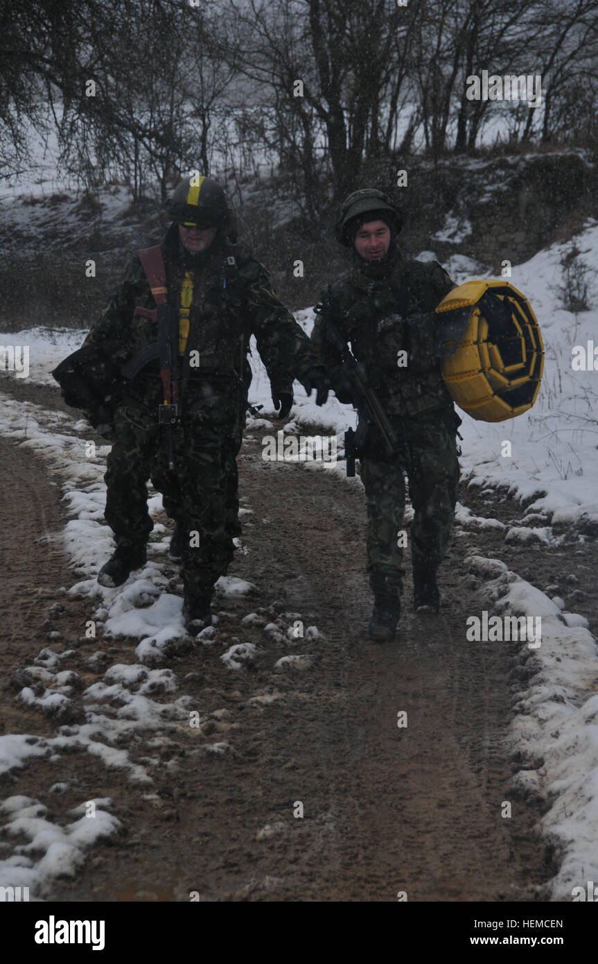 Soldats bulgares ont dressé une barricade au cours d'une équipe de conseillers militaires (MAT) de l'entraînement à la préparation interarmées multinationale Centre à Hohenfels, Allemagne, le 4 décembre 2012. Les tapis et l'équipe de police consultative les rotations sont conçus pour reproduire l'environnement opérationnel en Afghanistan alors que la préparation des équipes de contre-insurrection et dispositif explosif de la paix avec la capacité à former, informer et permettre à l'Armée nationale afghane et la Police nationale. (U.S. Photo de l'armée par le Sgt. Evanoff Kirk/libérés) et de la Police militaire Formation consultatif II à la Force multinationale de Rea Banque D'Images