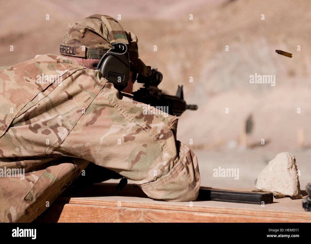 La province de Paktiya, Afghanistan - U.S. Army Staff Sgt. La Jordanie Ferrell, chef des communications pour le Siège de l'entreprise et de l'Administration centrale, 1er Bataillon, 187e Régiment d'infanterie, 3e Brigade Combat Team, 101st Airborne Division (Air Assault), affûte son adresse au tir à l'avant poste Chamkani, Afghanistan, le 25 décembre, 2012. Ferrell est rendu à COP Chamkani avec son équipe de commandement du bataillon pour fêter Noël avec les soldats dans diverses bases et pour le moral. (U.S. Photo de l'armée par le Sgt. Christopher Bonebrake, Mobile 115e Détachement des affaires publiques) Rakkasans célébrer Noël dans la province de Paktiya 1 Banque D'Images