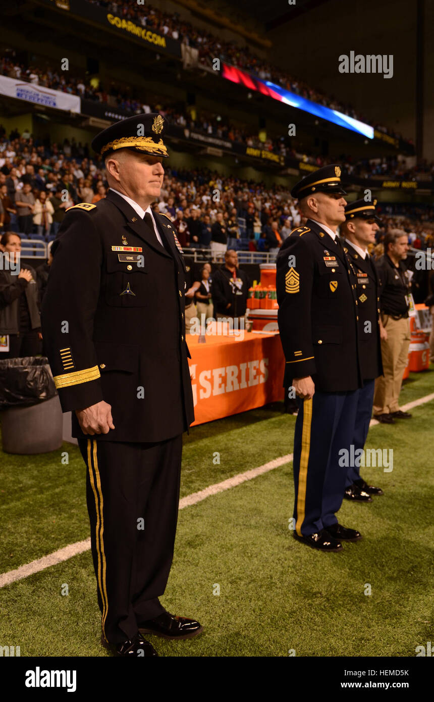 Le général Robert Cone, général commandant de l'US Army Training and Doctrine Command, et Sgt. Le major de l'Armée de Raymond F. Chandler III au garde à vous pour l'affichage des couleurs à l'US Army All-American Bowl à l'Alamodome de San Antonio le 5 janvier 2013. L'US Army All-American Bowl est parrainé par l'armée américaine. (U.S. Réserve de l'armée photo de la FPC. Victor Blanco, 205e Centre des opérations d'affaires publiques) Le Général Cole et le Sgt. Le major de l'Armée de Chandler au garde à vous 130105-A-GX635-596 Banque D'Images