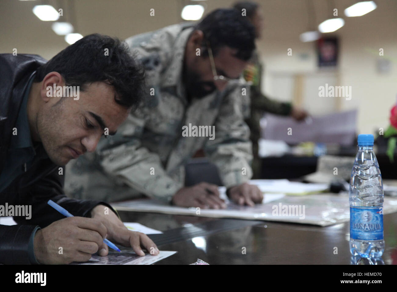 Un agent de police nationale afghane et de la police des frontières afghanes pratique tracer des points sur une carte à base d'Gamberi, province de Laghman, Afghanistan, 8 janvier 2013. Ils font partie d'une classe d'apprendre à utiliser une boussole et une carte pour tracer des points. (U.S. Photo de l'armée par la CPS. Claire Andrew Baker/libérés) Formation à la BOA Gamberi 130108-A-NI188-024 Banque D'Images