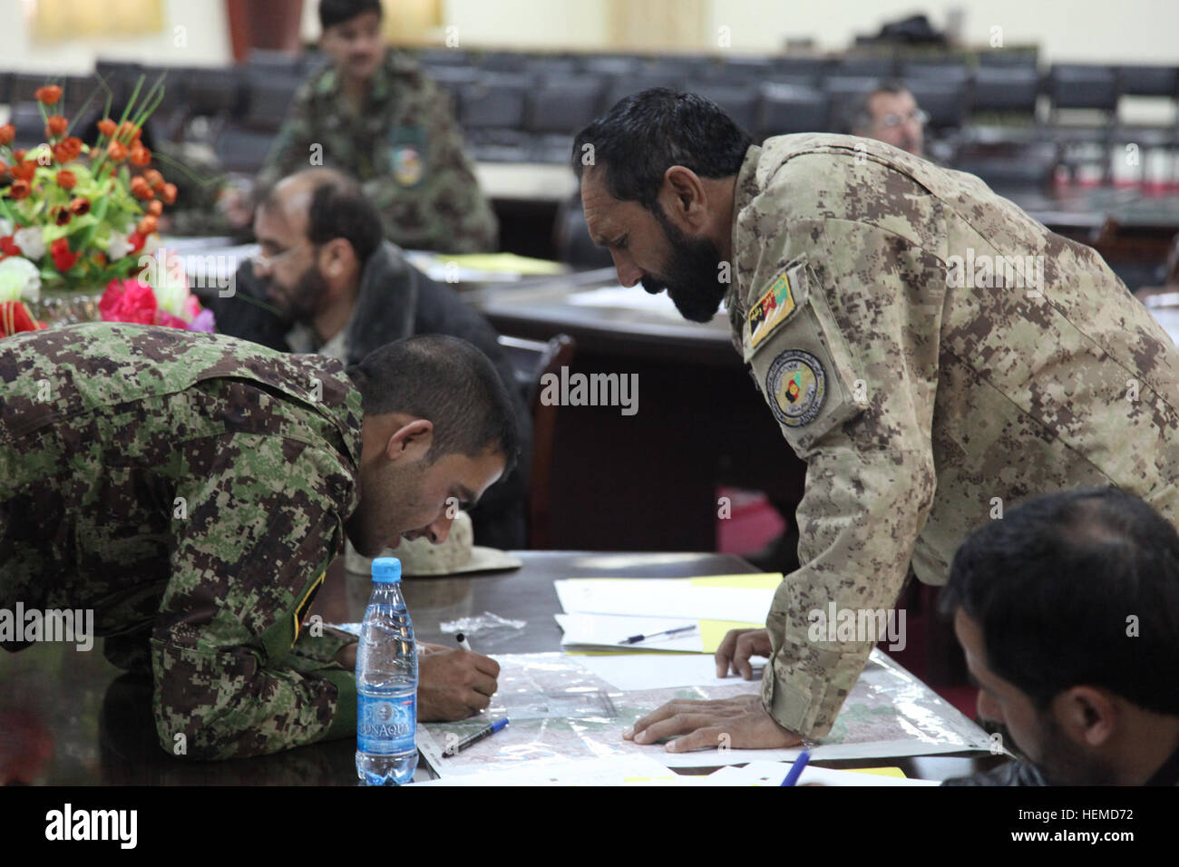 Un soldat de l'Armée nationale afghane apprend à un policier de l'ordre civil afghan comment tracer des points sur une carte à base d'Gamberi, province de Laghman, Afghanistan, 8 janvier 2013. Ils font partie d'une classe d'apprendre à utiliser une boussole et une carte pour tracer des points. (U.S. Photo de l'armée par la CPS. Claire Andrew Baker/libérés) Formation à la BOA Gamberi 130108-A-NI188-037 Banque D'Images