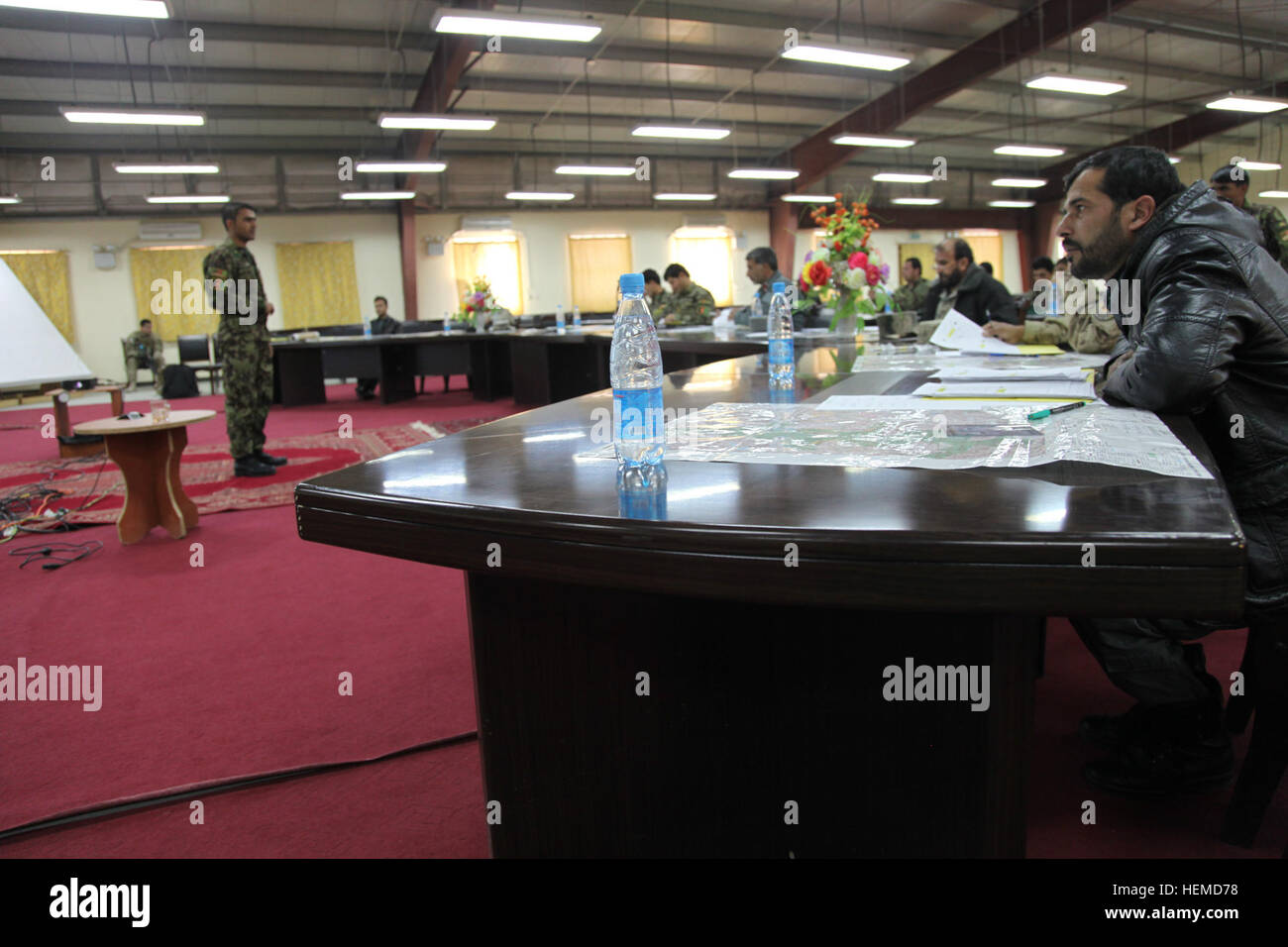 Un soldat de l'Armée nationale afghane enseigne les membres des Forces de sécurité nationale afghanes comment tracer des points sur une carte à base d'Gamberi, province de Laghman, Afghanistan, 8 janvier 2013. Ils font partie d'une classe d'apprendre à utiliser une boussole et une carte pour tracer des points. (U.S. Photo de l'armée par la CPS. Claire Andrew Baker/libérés) Formation à la BOA Gamberi 130108-A-NI188-091 Banque D'Images
