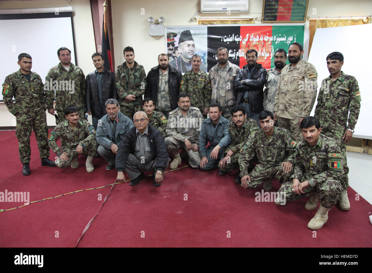 Les membres des Forces de sécurité nationale afghanes posent pour une photo sur la base d'opération avancée Gamberi, province de Laghman, Afghanistan, 8 janvier 2013. Ils font partie d'une classe d'apprendre à utiliser une boussole et une carte pour tracer des points. (U.S. Photo de l'armée par la CPS. Claire Andrew Baker/libérés) Formation à la BOA Gamberi 130108-A-NI188-158 Banque D'Images