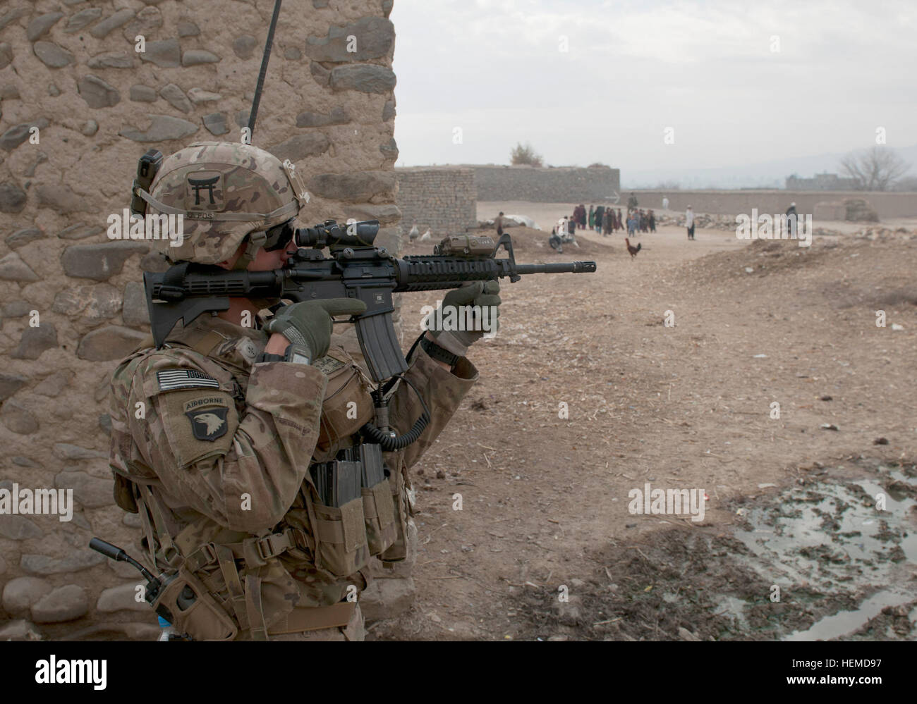 1ère Armée américaine, le lieutenant Jack Abate, le chef de section pour le 2e peloton, Compagnie Bravo, 3e bataillon du 187e Régiment d'infanterie, 3e Brigade, 101st Airborne Division (Air Assault), tire sur la sécurité pendant une patrouille dans la province de Khost, en Afghanistan, le 11 janvier 2013. Le peloton a effectué une patrouille dans un village dans la province de Khost, dirigé par l'Armée nationale afghane. (U.S. Photo de l'armée par la CPS. Alex Kirk Amen/libérés de l'Armée nationale afghane) mène une patrouille conjointe à travers les villages locaux 130111-A-NS855-017 Banque D'Images