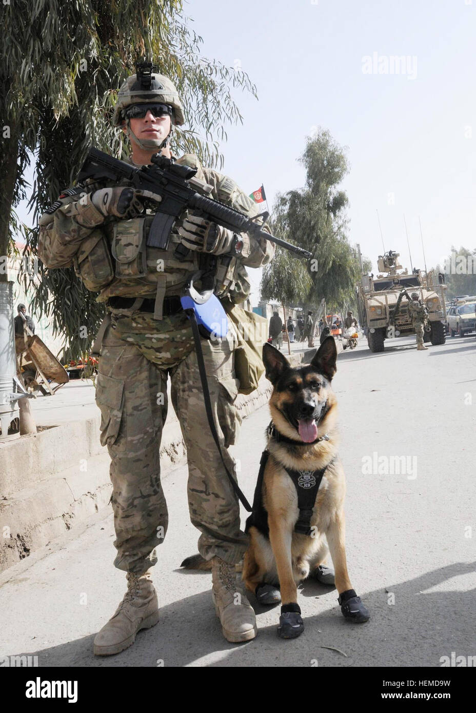 Au Maître de 2e classe d'armes avec ses patrouilles Whisker Nicholas, canine Heby, dans la ville de Kandahar au cours d'une mission, Jan 12. Heby est un chien détecteur d'explosifs, formés pour détecter des bombes. Wag the dog, homologues Canine 130112-A-IX573-031 Banque D'Images