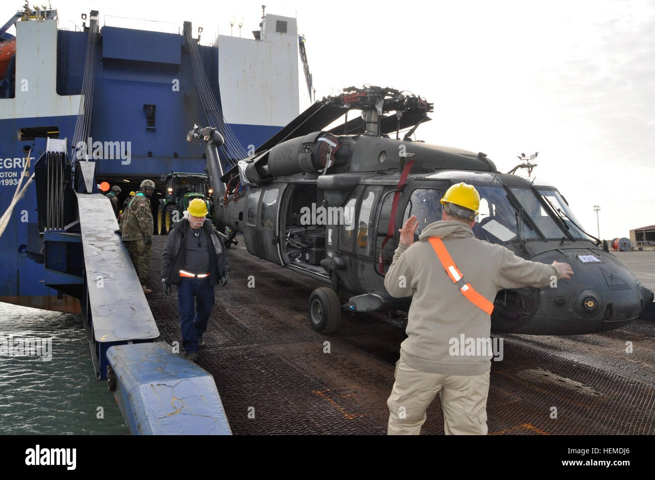 Un UH-60 Black Hawk appartenant à la Brigade d'aviation de combat, 1re Division blindée, est chargé à partir d'un navire commercial à la base navale de Rota Rota, Espagne. Les navires ont commencé leur voyage à Beaumont, au Texas, en décembre 2012, fournissant environ 57 appareils en tout à Rota, qui seront ensuite transportés jusqu'à l'Afghanistan pour la mission de l'ACR à l'opération Enduring Freedom. (Photo par le Sgt. 1re classe Adrian Munoz, 127e ASB UPAR) 1er annonce cabine se déplace par avion Rota, Espagne 894043 Banque D'Images