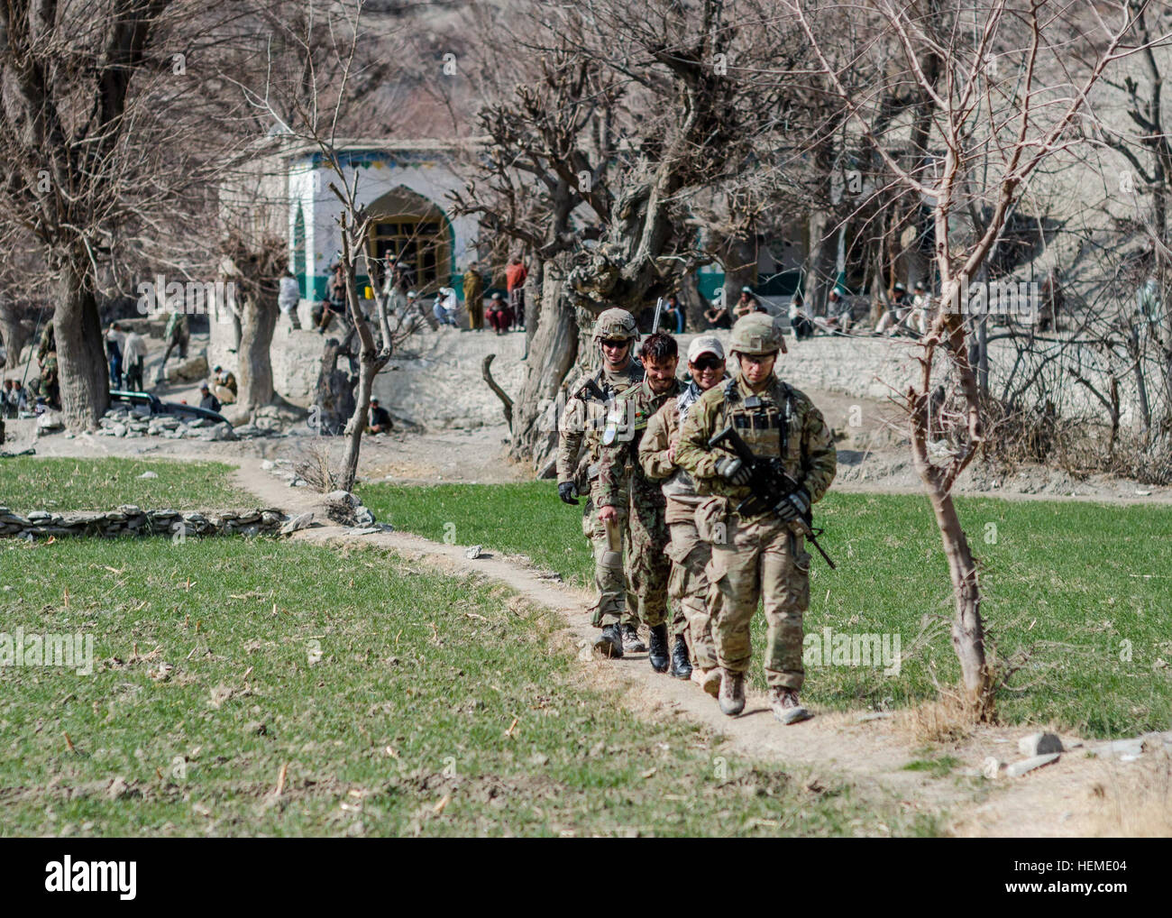 La province de KHOWST, Afghanistan - Des soldats des troupes de B, 1er Escadron, 33e Régiment de cavalerie, 3e Brigade Combat Team, 101st Airborne Division (Air Assault), tirez sur la sécurité dans le village reculé de Kote Kheyl lors d'une patrouille de sécurité à établir un lien avec leur armée nationale afghane et de la police en uniforme afghane homologues de Khowst Province, Afghanistan, le 31 janvier 2013. Les fournisseurs de B est chargé de la formation et encadrement à l'ANA et AUPto prendre en charge les opérations de sécurité en Afghanistan. (U.S. Photo de l'armée par le sergent. Zach Holden, Mobile 115e Détachement des affaires publiques) debout dans l'ombre 130131-A-LM216-001 Banque D'Images