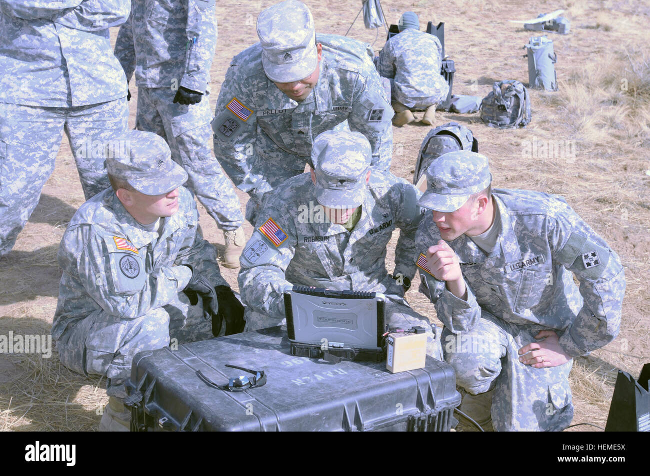 De gauche, de l'Armée américaine les sgt. Malcolm Evans, Luis Pellot, debout, et Kyle Iverson, toutes avec la 2e Brigade Combat Team, 4e Division d'infanterie, regardent le SPC. Eric Robinson vérifie l'étalonnage de l'ordinateur sur une RQ-11B Raven véhicule aérien au cours de l'entraînement à Fort Carson, Colorado, le 7 février 2013. (U.S. Photo de l'armée par le sergent. Andrew Galerie/libéré) Vérifier 130207-A-FR604-346 Banque D'Images