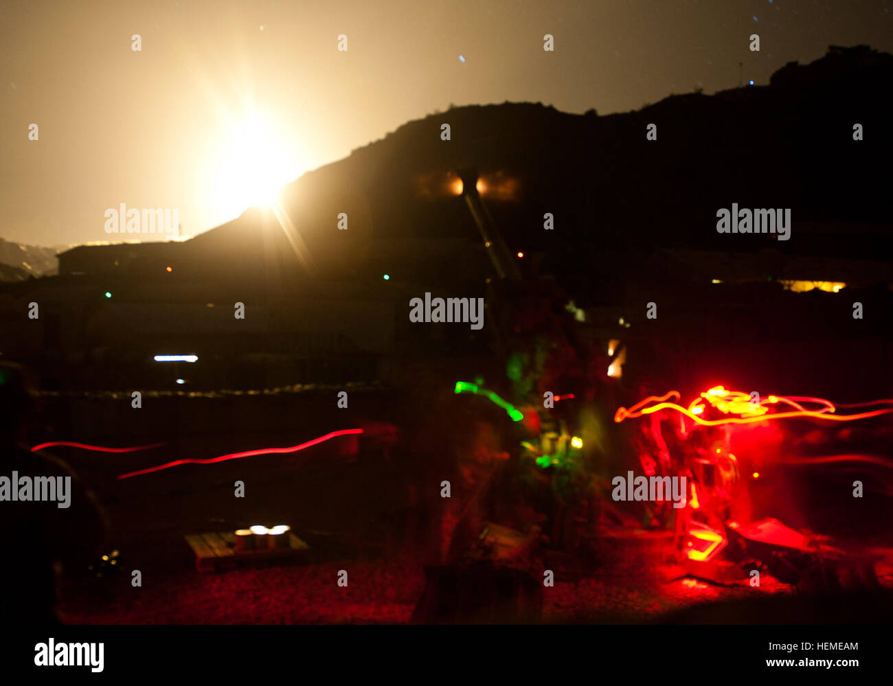 Des soldats américains avec Alpha Batterie, 3e bataillon du 320e Régiment d'artillerie, 3e Brigade Combat Team, 101st Airborne Division éclairage feu tours en direction d'une gamme de montagne au cours de la formation à l'avant poste désert, dans la province de Paktia, Afghanistan, le 12 février 2013. (U.S. Photo de l'armée par la CPS. Alex Amen/libérés) artilleurs, mortarmen avec train live-missions de tir 130212-A-NS855-042 Banque D'Images