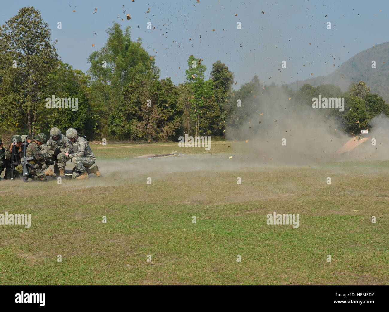 Des soldats thaïlandais et des soldats de l'armée américaine, détoner des explosifs à bord d'une cible de tir réel au cours de la formation des explosifs et munitions dans le cadre de l'exercice Gold Cobra 2013 Borokthai au Camp dans la province de Phitsanulok, Royaume de Thaïlande, le 13 février 2013. Gold Cobra 2013 se compose d'un exercice personnel, divers engagements senior leader, un champ d'entraînement et des projets d'assistance humanitaire et civique. Des soldats thaïlandais sont à la 104e Unité d'artillerie lourde, l'Armée royale thaïlandaise, et les soldats américains sont avec des explosifs et munitions 319e, 96e Compagnie de commandement de troupes. (U.S. Photo de l'armée par le capitaine Lindsey Aîné/Rel Banque D'Images