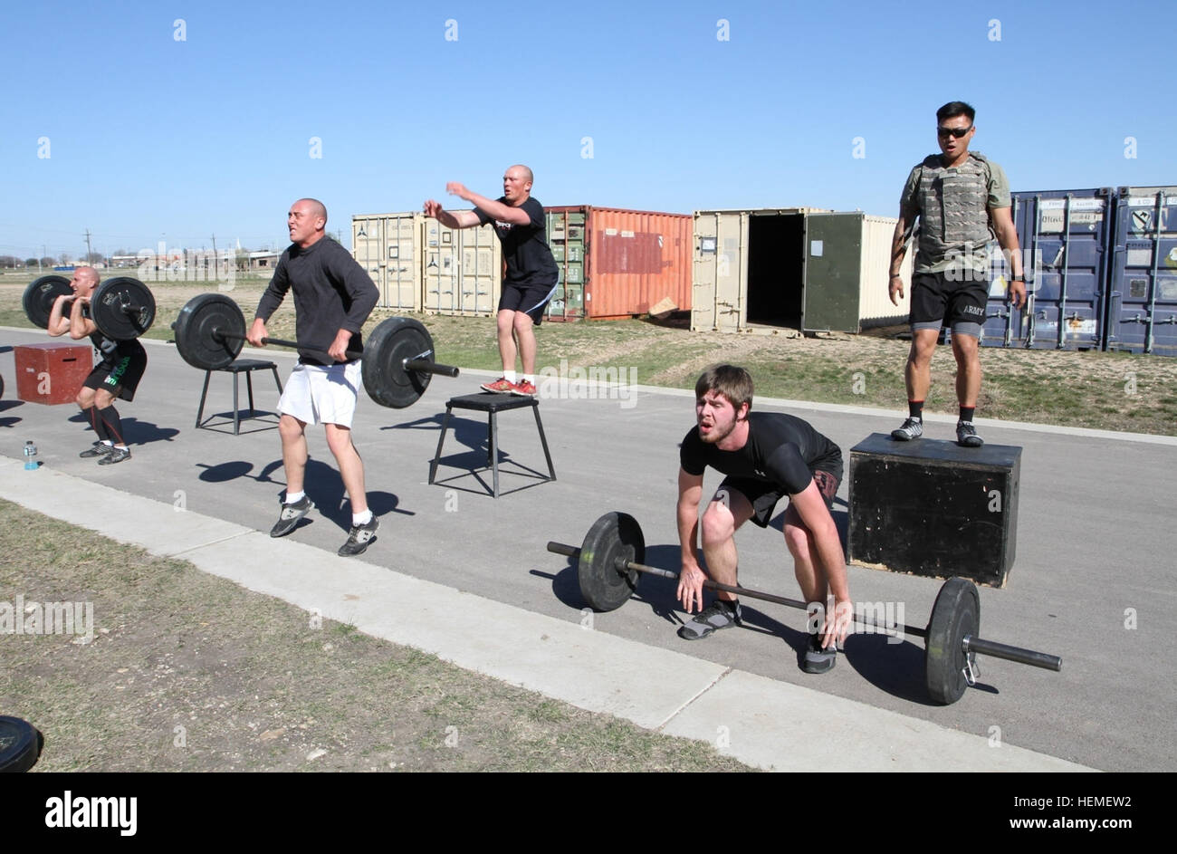 Des soldats américains et des civils participent à l'entraînement du jour héros Kieschnick au gymnase de Fort Hood, au Texas, le 23 février 2013. L'entraînement a eu lieu à la mémoire du 1er lieutenant Daren M. Hidalgo, un chef de section avec le 3e Escadron, 2e régiment de cavalerie de Vilseck Stryker, l'Allemagne, qui a perdu la vie il y a deux ans, lors de l'attaque d'un engin explosif improvisé dans la province de Kandahar, Afghanistan. (U.S. Photo de l'armée par le Sgt. Christopher Calvert/Centurion) Parution d'entraînement CrossFit héberge l'honneur d'un héros, soldat 130223-A-RM324-005 Banque D'Images