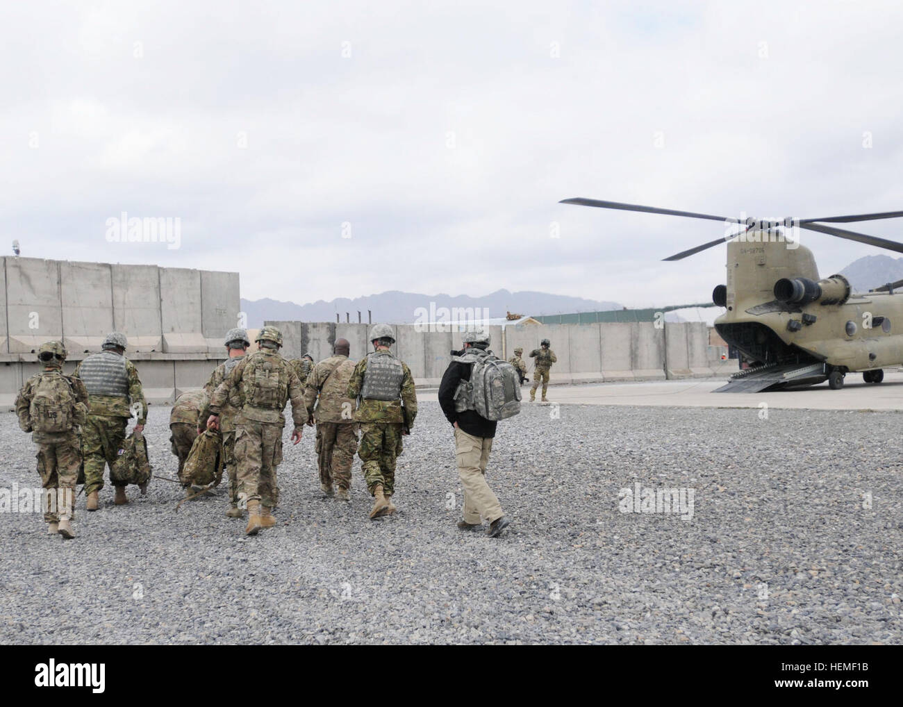 Les anciens combattants blessés qui participent à l'opération bon marcher vers la sortie de l'armée américaine Un hélicoptère CH-47 Chinook, qui se préparent à quitter le Camp Nathan Smith dans la province de Kandahar, Afghanistan, le 27 février, 2013. Bon fonctionnement La sortie est une initiative de la fondation des premières troupes et l'USO qui permet aux anciens combattants blessés d'apporter une conclusion à leur service. (U.S. Photo de l'armée par le sergent. Kristen Duus/Opération) Parution sortie correcte II 130227-A-IX573-136 Banque D'Images