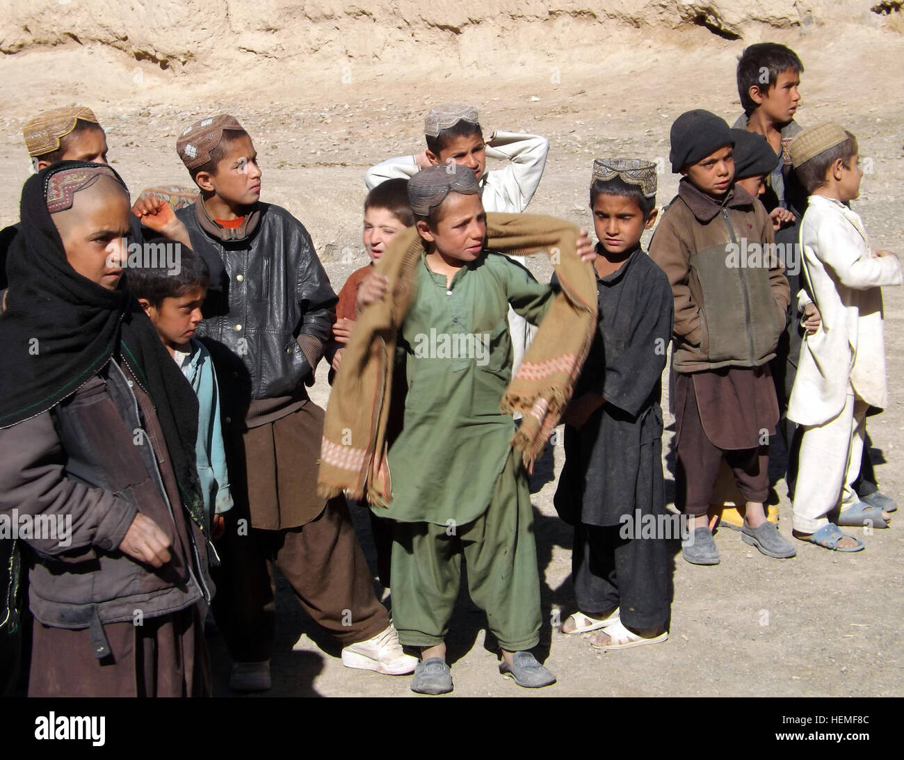 L'enfant regarde avec étonnement que l'équipe de développement de l'Agribusiness Zaboul vacciner et de ver-vaches, chèvres et moutons dans Shin Kay, province de Zabul, Afghanistan, le 5 mars. (U.S. Photo de l'armée par la CPS. Jovi Prevot) ADT Zaboul voyages à Shin Kay district, l'Afghanistan pour vacciner plus de 1,500 animaux 130305-A-IX958-143 Banque D'Images