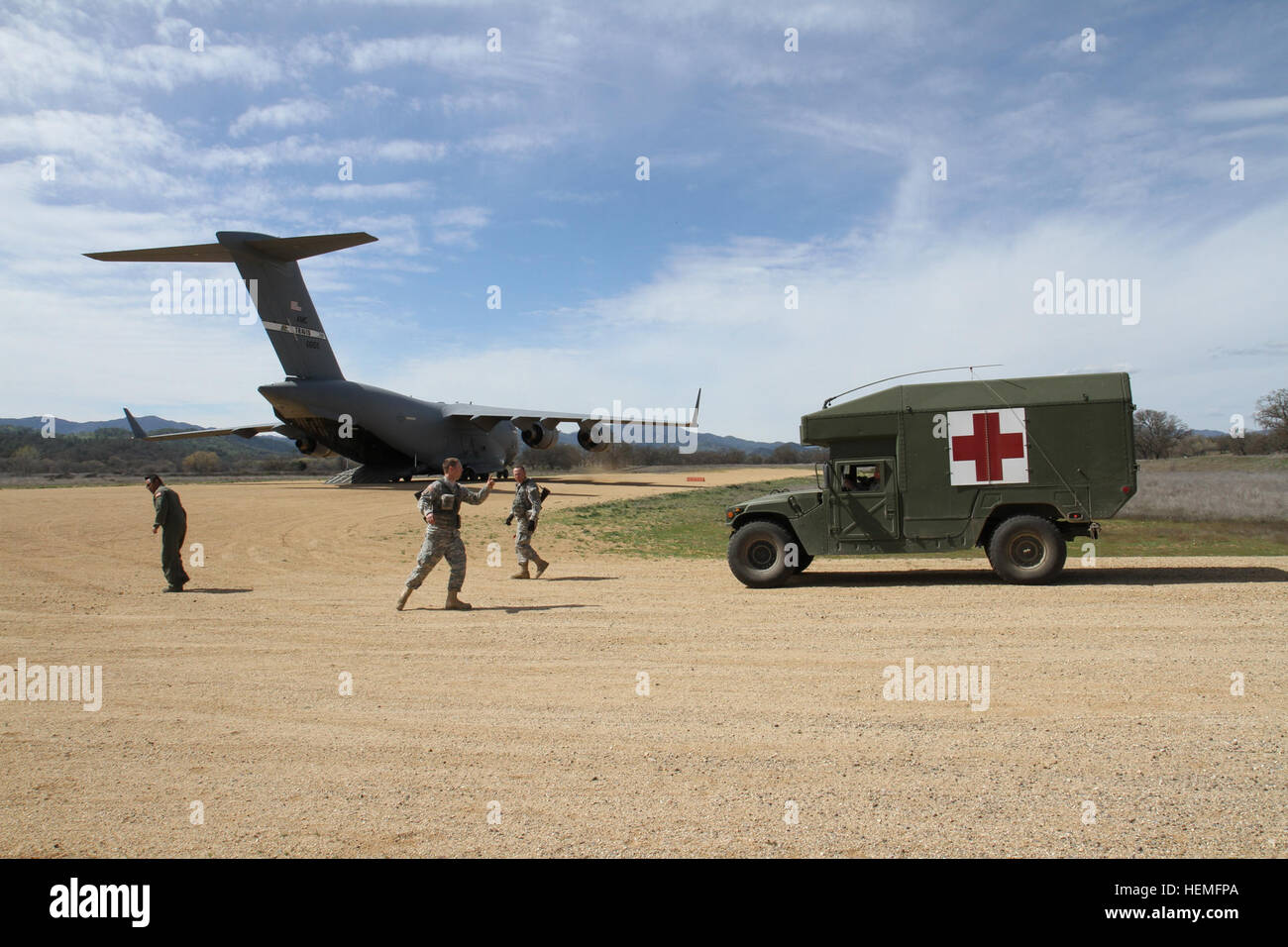 Les soldats de l'armée américaine de la 801st Combat Support préparer l'hôpital à la charge des victimes "sur un C-17 le 20 mars 2013 sur Ft. Hunter Liggett, ca. Cela faisait partie d'un exercice d'entraînement afin que les soldats pourraient comprendre la méthodologie au cours d'une évacuation médicale. (U.S. Photo de l'armée par la FPC. Derek Cummings) pertes de chargement 130319-A-MC287-003 Banque D'Images