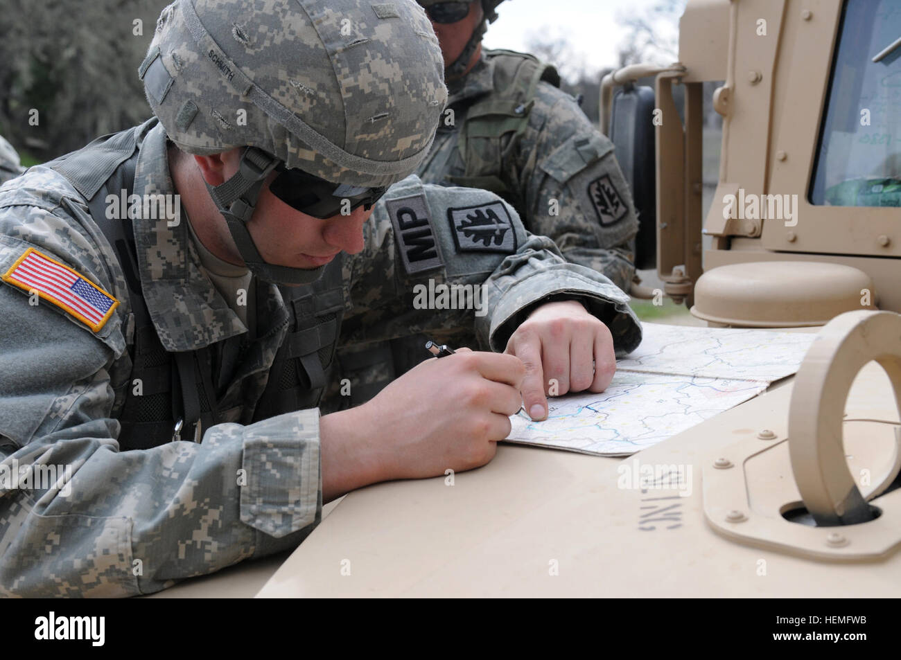 Lieutenant de l'armée américaine Eric T. Schmith, chef de peloton à la 363e Compagnie de Police militaire, des cartes l'emplacement du prochain objectif de l'unité lors d'un exercice d'entraînement au cours de l'exercice guerrier Armée 91 13-01 à Fort Hunter Liggett, Californie, le 23 mars 2013. L'exercice conjoint a attiré plus de 3 500 soldats, aviateurs et marins de l'ensemble des États-Unis. (U.S. Photo de l'armée par le sergent. Gary A. Witte/libérés) exercice guerrier MPs joignent leurs forces 130323-A-VX503-272 Banque D'Images