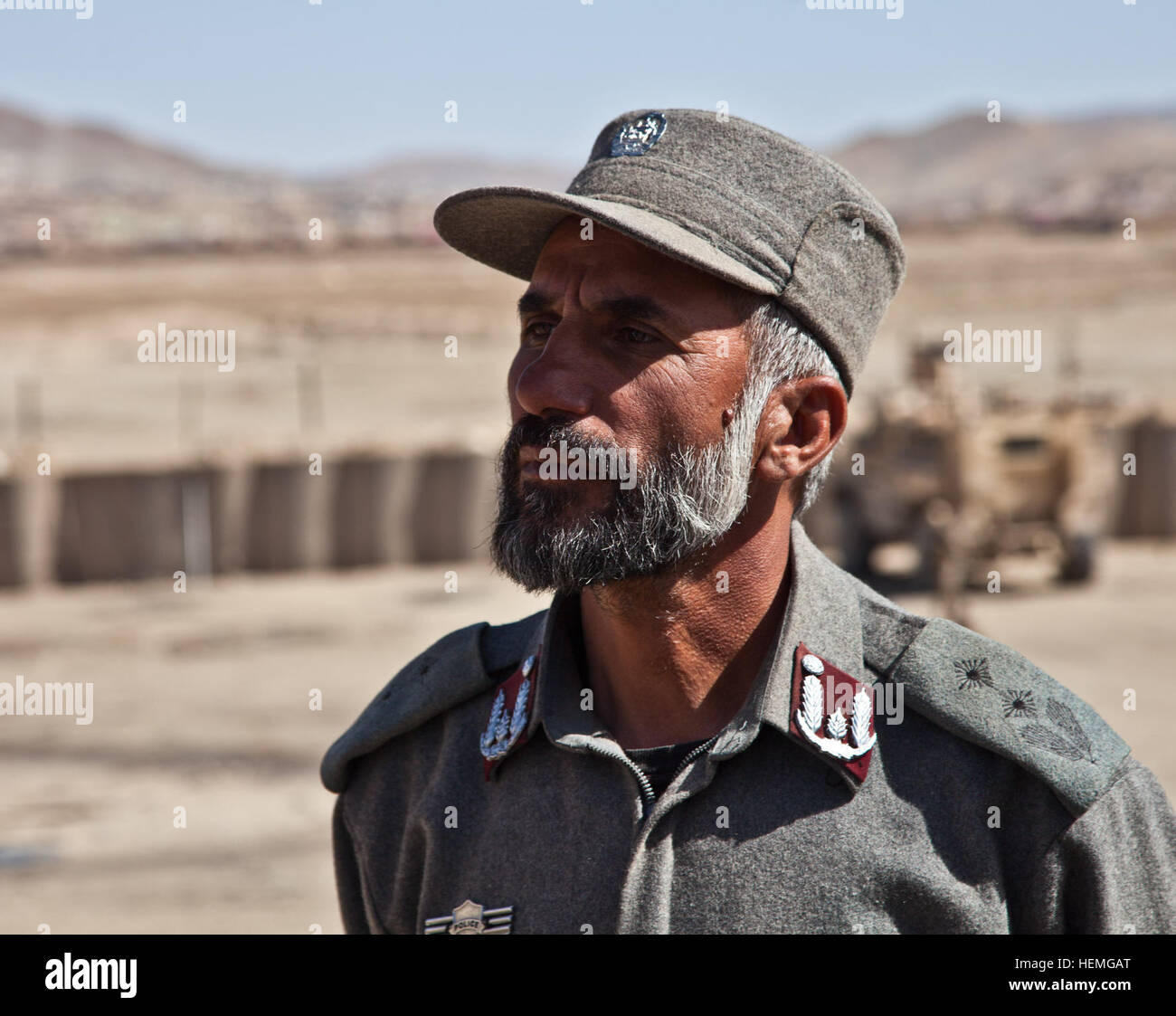 La police locale afghane (ALP) Lieutenant-colonel Rafiq s'engage dans une conversation avec les forces de la coalition à l'ALP Provincial Training Centre (PTC) dans la région de Ghazni, district de la province de Ghazni, en Afghanistan, le 4 avril 2013. Les forces de la Coalition est allé(e) à un chef de l'engagement et visité avec ALP stagiaires au PTC récemment rénové. (U.S. Photo de l'armée par la CPS. Jessica Reyna/libérés) Formation au centre de formation provincial de l'ALP 130404-A-SL739-045 Banque D'Images