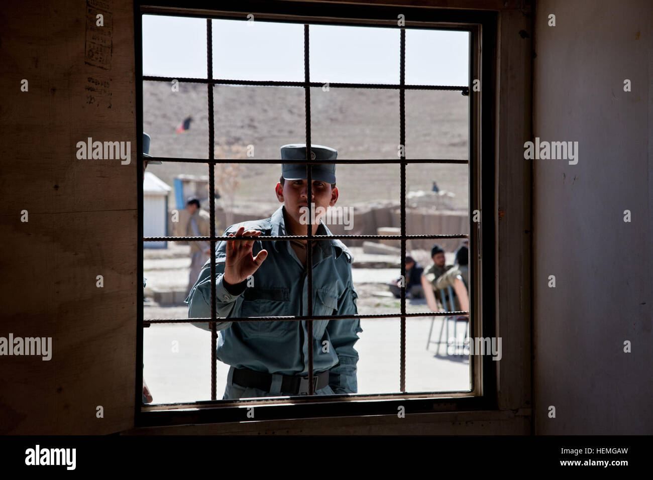 La Police afghane en uniforme est une fenêtre, à la nouvelle classe de formation à la police locale afghane Provincial Training Centre (PTC) dans la région de Ghazni, district de la province de Ghazni, en Afghanistan, le 4 avril 2013. Les forces de la Coalition est allé(e) à un chef de l'engagement et visité avec ALP stagiaires au PTC récemment rénové. (U.S. Photo de l'armée par la CPS. Jessica Reyna/libérés) Formation au centre de formation provincial de l'ALP 130404-A-SL739-077 Banque D'Images