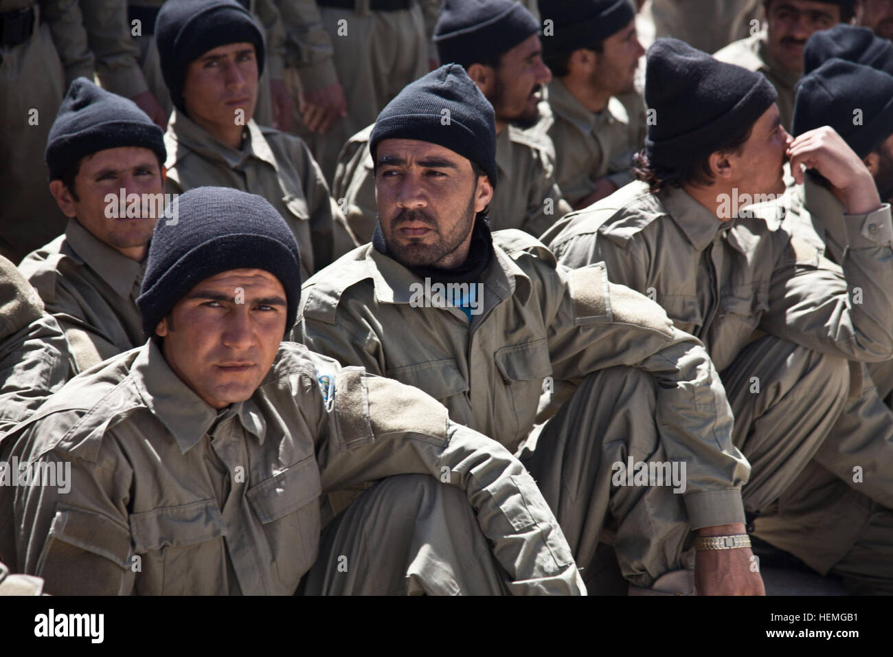 La police locale afghane (ALP) de prendre une pause de la formation au Centre de formation provincial de l'ALP (PTC) dans la région de Ghazni, district de la province de Ghazni, en Afghanistan, le 4 avril 2013. Les forces de la Coalition est allé(e) à un chef de l'engagement et visité avec ALP stagiaires au PTC récemment rénové. (U.S. Photo de l'armée par la CPS. Jessica Reyna/libérés) Formation au centre de formation provincial de l'ALP 130404-A-SL739-174 Banque D'Images