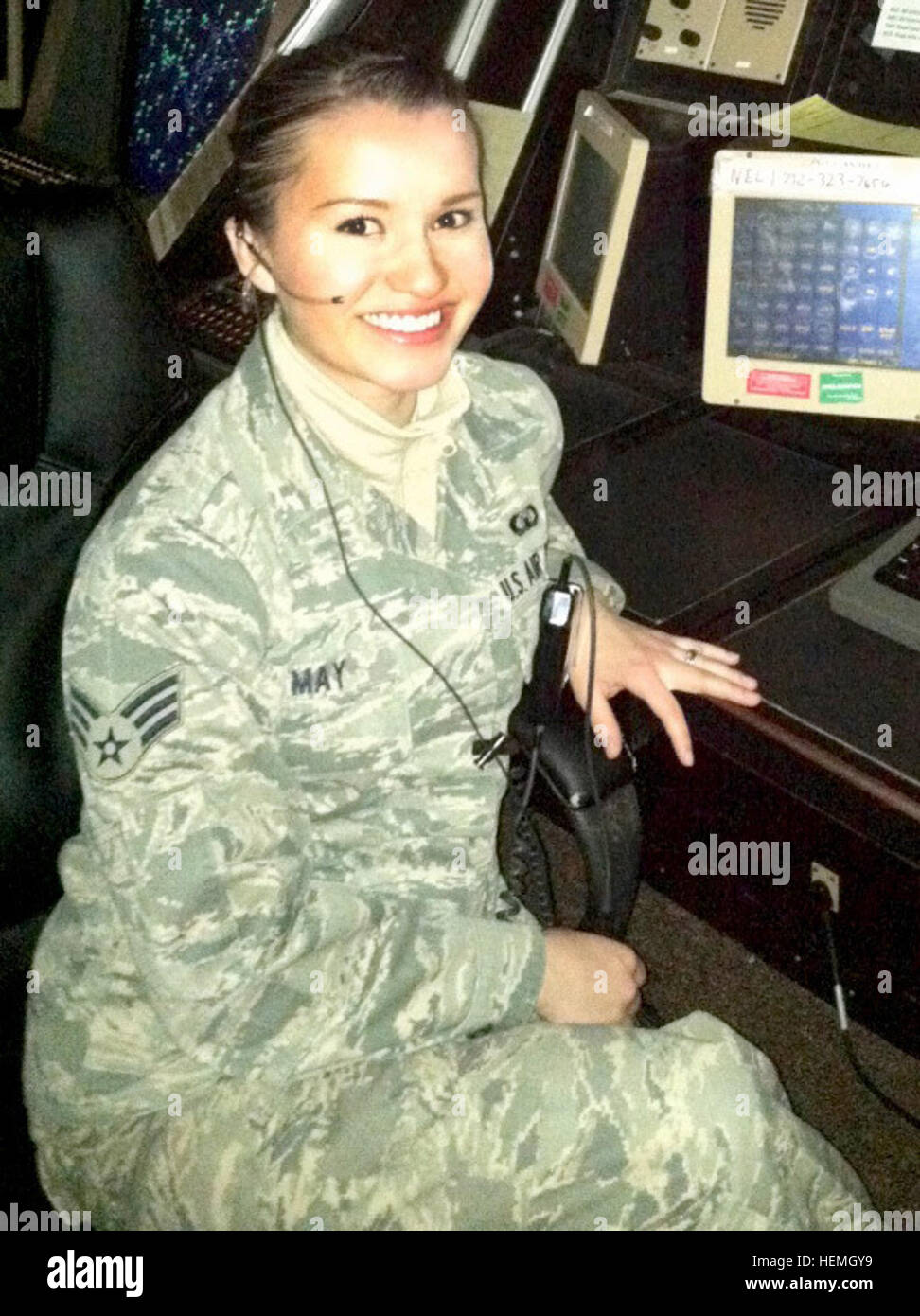 Airman Senior Christina peut, 305e Escadron de soutien de contrôleur aérien, est la base commune de vedette du membre de la semaine. Mai est originaire de Santa Cruz, Californie Q : Pourquoi avez-vous rejoint l'armée ? A : Se joindre à l'Armée de l'air a été un tournant dans ma vie. Au début, j'ai rejoint parce que je n'avait pas de direction ou la discipline et je voulais voir le monde. Heureusement pour moi, j'ai non seulement gagner tous les trois de ce qui précède, mais j'ai acquis un vrai sens du but et de continuer à croître de façon exponentielle. Q : Quel est votre métier et quel est son impact sur la mission ? R : D'abord et avant tout, je suis un Banque D'Images