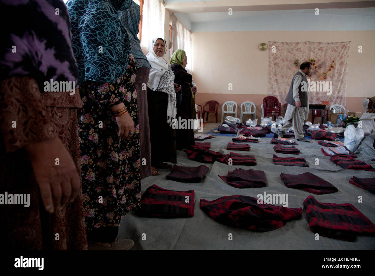 Les enseignants de l'Afghane Jahan Maleeka toutes les filles à l'école attendre de recevoir fournitures scolaires de Khalilullah Hotak dans la province de Ghazni, Afghanistan, district de Ghazni, le 21 avril 2013. L'Jahan Maleeka toutes les filles à l'école, qui enseigne aux plus de 5000 étudiants, ont reçu des fournitures scolaires de l'Nejat membre du Conseil Social Khalilullah Hotak. Le Conseil Social est un Nejat groupe de paix dont le but est d'éradiquer l'oppression, la corruption, l'injustice et en coordination avec le gouvernement afghan. (U.S. Photo de l'armée par la CPS. Jessica Reyna DeBooy/libérés) Jahan Maleeka school 130421-A-SL739-136 Banque D'Images