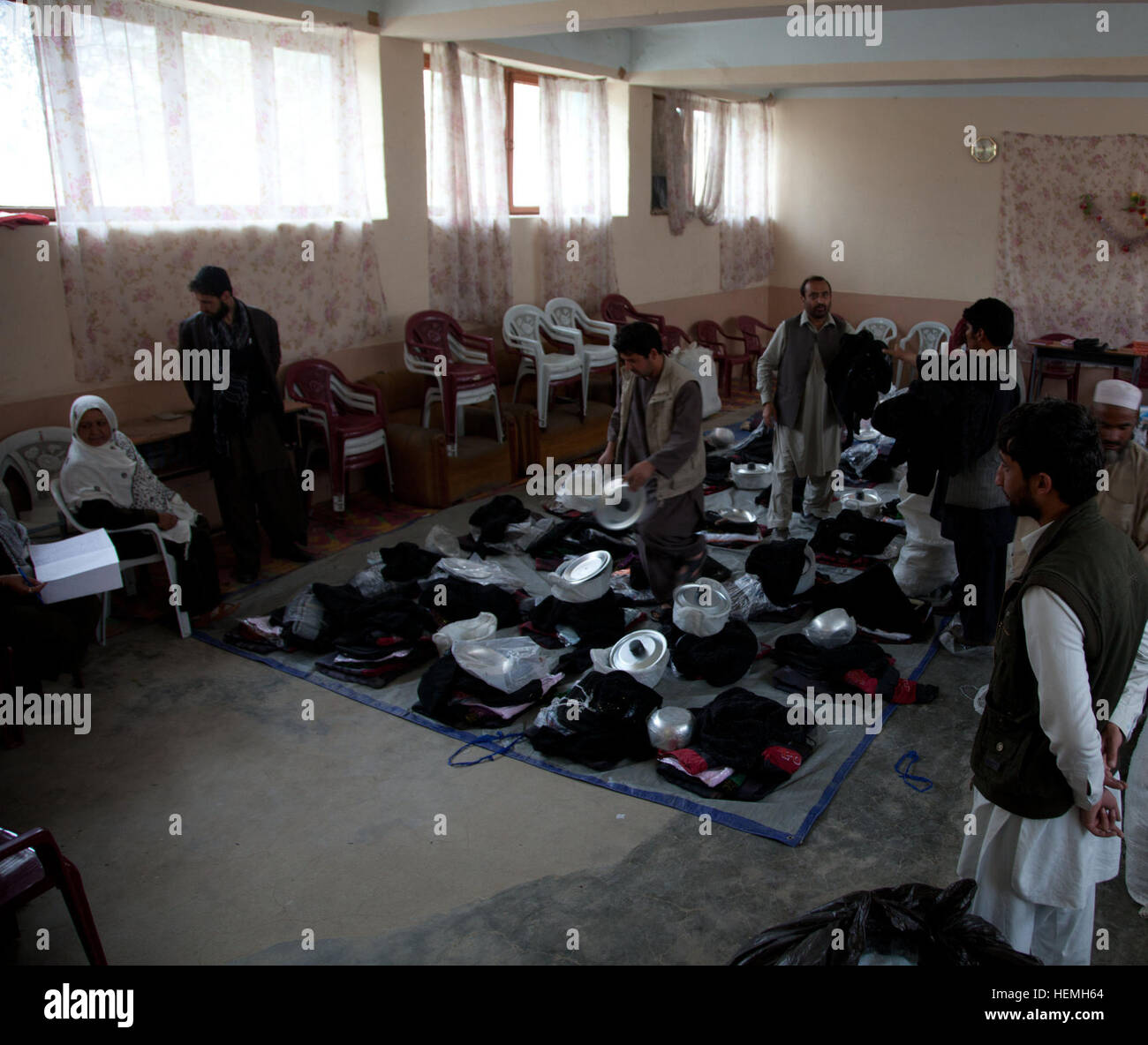 Hotak Khalilullah et des Afghans de l'organisation des fournitures scolaires à donner aux enseignants et étudiants de l'Jahan Maleeka toutes les filles à l'école dans la province de Ghazni, Afghanistan, district de Ghazni, le 21 avril 2013. L'Jahan Maleeka toutes les filles à l'école, qui enseigne aux plus de 5000 étudiants, ont reçu des fournitures scolaires de l'Nejat membre du Conseil Social Khalilullah Hotak. Le Conseil Social est un Nejat groupe de paix dont le but est d'éradiquer l'oppression, la corruption, l'injustice et en coordination avec le gouvernement afghan. (U.S. Photo de l'armée par la CPS. Jessica Reyna DeBooy/libérés) Jahan Maleeka school 130421-A-SL739- Banque D'Images