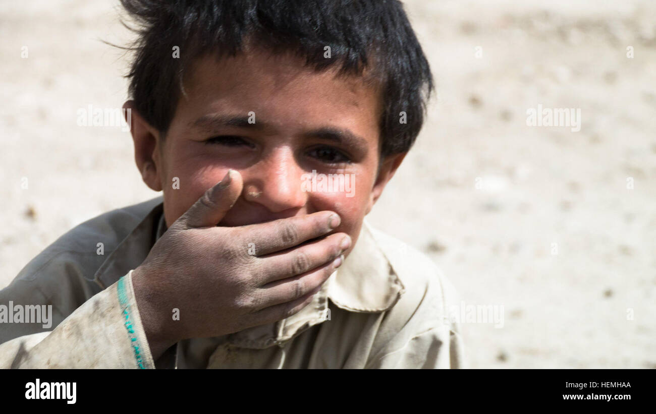 Un enfant afghan se moque de l'appareil photo dans un village de la province de Zaboul, Afghanistan, le 25 avril. Les soldats du 2e Escadron, 1e régiment de cavalerie, et Aztèque Company, 2e Bataillon, 23e Régiment d'infanterie, 4e Stryker Brigade Combat Team, Deuxième Division d'infanterie, ont pris part à une armée nationale afghane a entraîné pour la recherche d'armes nucléaires et des caches d'explosifs lors de l'opération Talon Blackhawk. (U.S. Photo de l'armée par la CPS. Tim Morgan) Opération Blackhawk Talon 130425-A-QA210-049 Banque D'Images