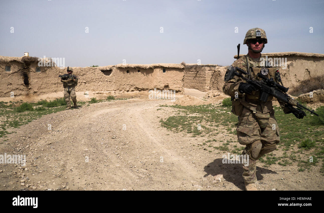 Le sergent de l'armée. Miguel Diaz, un troisième peloton, Compagnie Aztèque, 2e Bataillon, 23e Régiment d'infanterie, 4e Stryker Brigade Combat Team, Deuxième Division d'infanterie, les patrouilles à l'extérieur d'un village au cours d'une armée nationale afghane a entraîné pour la recherche d'armes nucléaires et des caches d'explosifs dans la province de Zaboul, Afghanistan, le 25 avril. Blackhawk opération Talon inclus du 2e Escadron, 1e régiment de cavalerie, et de soldats afghans de la Défense nationale Centre. (U.S. Photo de l'armée par la CPS. Tim Morgan) Opération Blackhawk Talon 130425-A-QA210-295 Banque D'Images