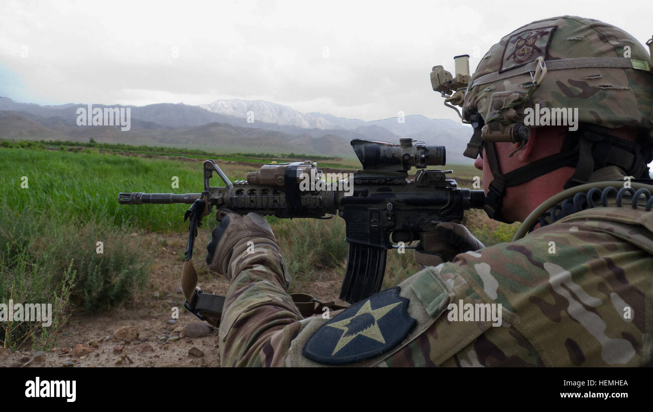 Le sergent-major de l'armée. Brandon Helm, chef d'équipe, un troisième peloton, Compagnie Aztèque, 2e Bataillon, 23e Régiment d'infanterie, 4e Stryker Brigade Combat Team, Deuxième Division d'infanterie, fournit plus de regarder la sécurité de son équipe au cours de la recherche de caches d'armes et explosifs dans la province de Zaboul, Afghanistan, le 24 avril. L'opération menée par l'Armée nationale afghane, appelé Blackhawk Talon, inclus des soldats du 2e Escadron, 1e régiment de cavalerie, et de soldats afghans de la Défense nationale Centre. (U.S. Photo de l'armée par la CPS. Tim Morgan) Opération Blackhawk Talon 130426-A-QA210-887 Banque D'Images