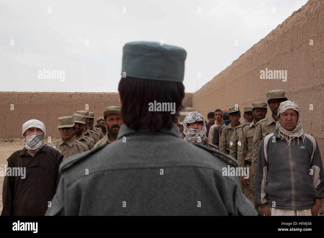 La police locale afghane (ALP) les stagiaires reçoivent un cours sur l'éthique de la police uniforme Afghan, membre Nasir Ahkmed, dans le district de Qara Bagh, province de Paktika, Afghanistan, le 6 mai 2013. La classe de 48 stagiaires supporter 21 jours de formation non offensive regiment qui enseigne l'éthique et les lois, les procédures de police, les premiers secours et l'adresse au tir de fusil. Les efforts de contre-insurrection compliment ALP, en aidant les zones rurales avec peu de présence des forces de sécurité nationale afghanes, afin de permettre aux conditions de l'amélioration de la sécurité, de la gouvernance et du développement. (U.S. Photo de l'armée par la CPS. Jessica Reyna DeBooy/ Re Banque D'Images