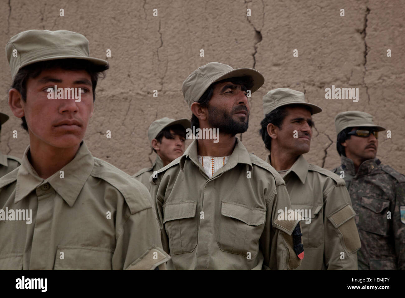La police locale afghane (ALP) les stagiaires reçoivent une classe sur le semoir et cérémonie de policiers en uniforme afghane, Nasir Ahkmed membre du district de Qara Bagh, province de Paktika, Afghanistan, le 7 mai 2013. La classe de 48 stagiaires supporter 21 jours de régime d'entraînement non offensive qui enseigne l'éthique et les lois, les procédures de police, premiers secours et l'adresse au tir de fusil. Les efforts de contre-insurrection compliment ALP, en aidant les zones rurales avec peu de présence des forces de sécurité nationale afghanes, afin de permettre aux conditions de l'amélioration de la sécurité, de la gouvernance et le développement. (U.S. Photo de l'armée par la CPS. Jessica Reyna D Banque D'Images