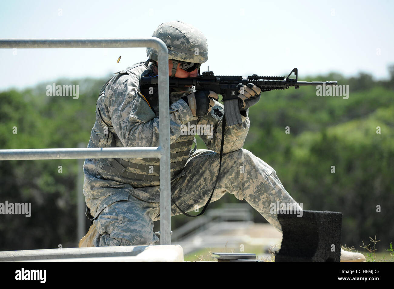 CAMP BULLIS, Texas--le s.. Jacob Dipietro, 525e Bataillon de la Police militaire, de Guantanamo Bay, à Cuba, les incendies à sa cible à avec son fusil carabine M4 à l'éventail de qualifications au cours de l'armée américaine 2013 Concours meilleur guerrier du sud au camp Bullis, Texas le 13 mai. L'Armée américaine de gestion de l'installation de commande est l'hôte du concours ici du 13 au 16 mai 2010. (U.S. Army Photo par le Sgt. Kevin Doheny, Affaires publiques du sud de l'armée américaine) BWC Gamme Qualification 130513-A-PP526-008 Banque D'Images