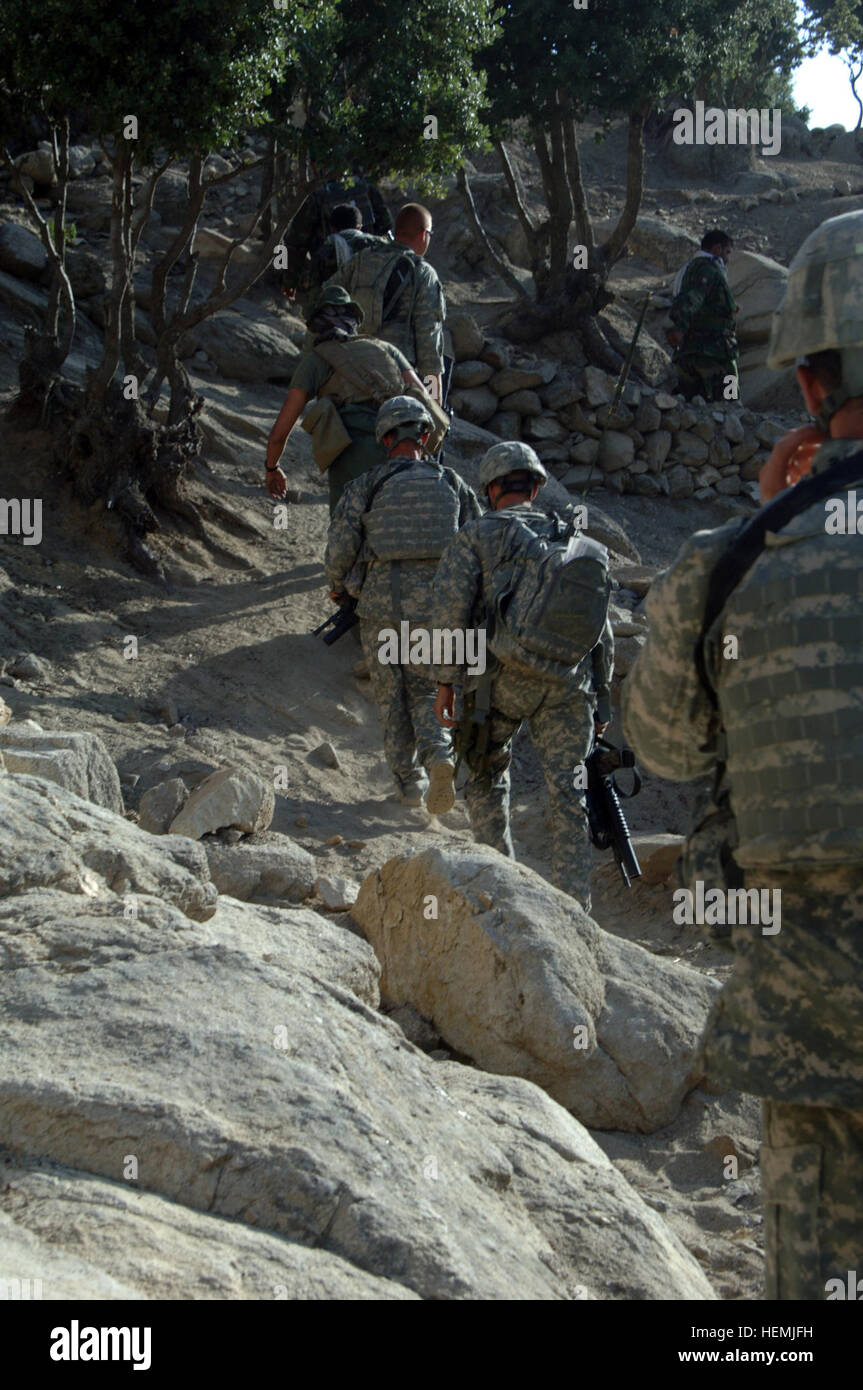 Des soldats, de la Compagnie Alpha, 2-82, bataillon de l'aviation embarquée U.S. Marine Corps formateurs, police nationale afghane et soldats de l'armée nationale afghane recherchez un village de Ala dire vallée, l'Afghanistan, pour les membres des Taliban le 11 août. Nauroz opération Jhala 58433 Banque D'Images