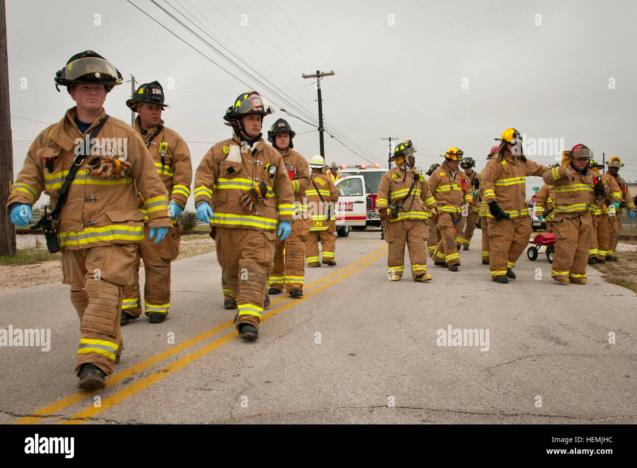 Les pompiers de Fort Hood répondre à une simulation d'une explosion près de la 79e rue au cours du III Corps 2013 exercice complet le 15 mai. L'exercice d'entraînement a commencé avec des incidents dans la collectivité locale et les événements de Fort Hood, y compris véhicule des dispositifs explosifs de circonstance causant des blessures et de la mort. (U.S. Photo de l'armée par le Sgt. Ken cicatrice, Mobile 7e Détachement des affaires publiques) des intervenants d'urgence de Fort Hood réagir à l'exercice d'intervention des forces canadiennes 130515-A-S930-003 Banque D'Images