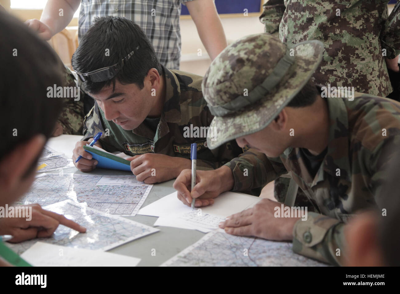 Les soldats de l'Armée nationale afghane de la 4th Infantry Brigade, 203e Corps, apprendre à tracer un quadrillage sur la carte militaire pendant un cours de renseignement sur la base d'opération avancée Shank, province de Logar, Afghanistan, le 20 mai 2013. Les soldats apprennent à lire les cartes militaires d'être en mesure de suivre où les rebelles mettent des dispositifs explosifs de circonstance et vous aidera à continuer de soldats afghans d'assurer la sécurité de leur pays. (U.S. Photo de l'armée par le Sgt. Thomas Childs/libérés) Formation Intelligence ANA 130520-A-WF228-012 Banque D'Images