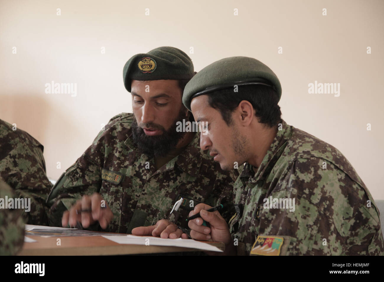 Les soldats de l'Armée nationale afghane de la 4th Infantry Brigade, 203e Corps, apprendre à tracer un quadrillage sur la carte militaire pendant un cours de renseignement sur la base d'opération avancée Shank, province de Logar, Afghanistan, le 20 mai 2013. Les soldats apprennent à lire les cartes militaires d'être en mesure de suivre où les rebelles mettent des dispositifs explosifs de circonstance et vous aidera à continuer de soldats afghans d'assurer la sécurité de leur pays. (U.S. Photo de l'armée par le Sgt. Thomas Childs/libérés) Formation Intelligence ANA 130520-A-WF228-006 Banque D'Images