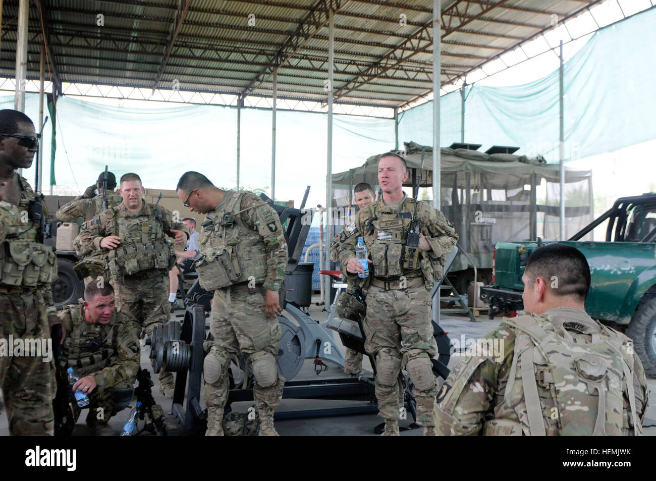 Les soldats de l'armée américaine avec la Police frontalière afghane, les forces de sécurité de la zone 1 de l'équipe d'aide et conseils, 1e Brigade Combat Team, 101e Division aéroportée, effectuer une analyse après action après avoir réussi à aider leurs homologues afghans dans l'exécution des fournitures scolaires aux enfants afghans le 25 mai au Siège ABP La Zone 1, la province de Nangarhar, en Afghanistan. La zone 1 offre des fournitures à l'école locale 130525-A-ZQ422-157 Banque D'Images