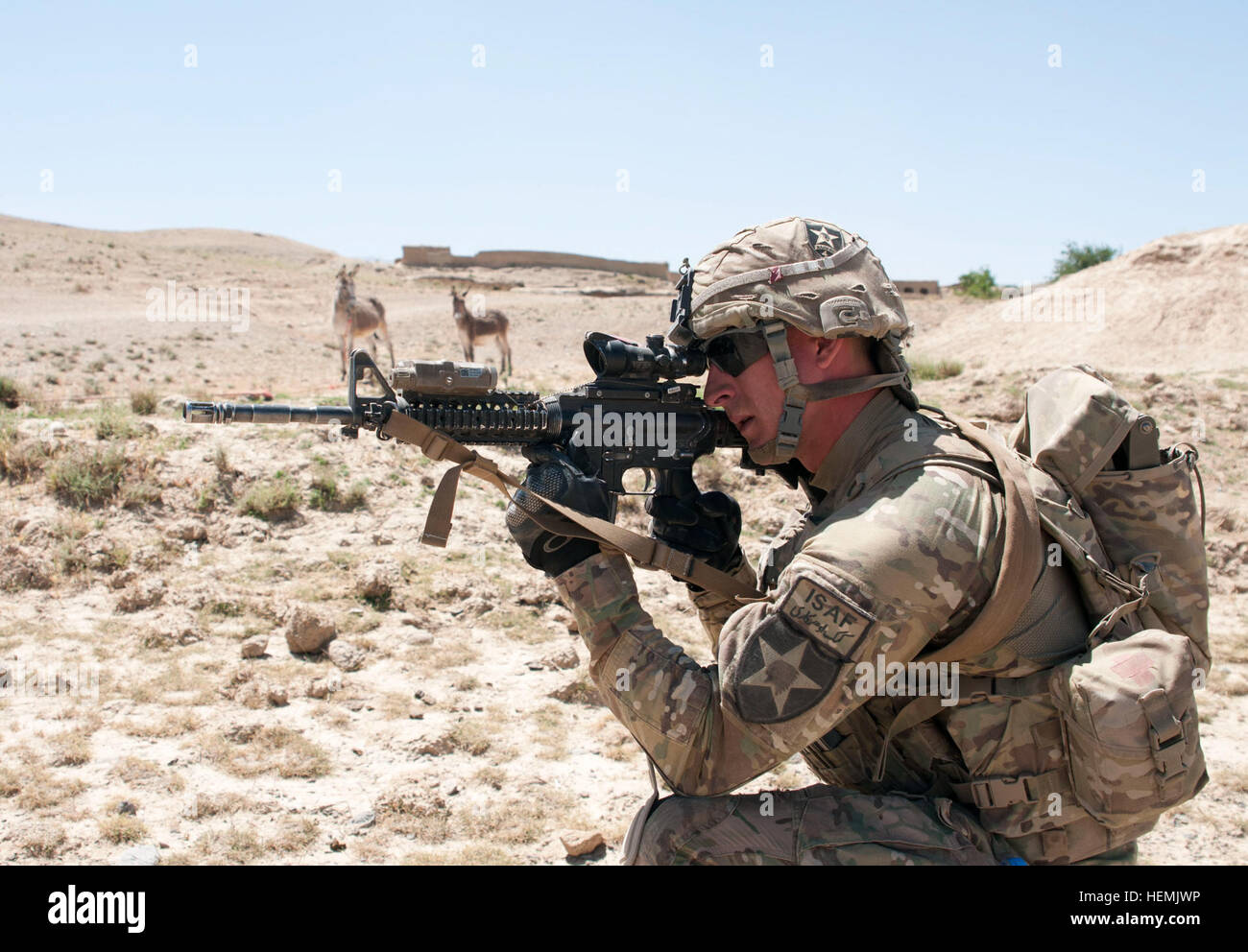 Le sergent de l'armée américaine. Olin Harrington, avec le 2e Escadron, 1e régiment de cavalerie, 2e Division d'infanterie, fournit plus de regarder la sécurité pour son équipe dans la province de Zaboul, Afghanistan, le 26 mai 2013. Des soldats américains avec le 2e Escadron, 1e régiment de cavalerie ont fait partie d'une recherche par les Afghans et les caches d'armes explosives au cours d'une opération conjointe. (U.S. Photo de l'armée par la CPS. Tim Morgan/libérés) opérations conjointes, province de Zabul 130526-A-QA210-313 Banque D'Images