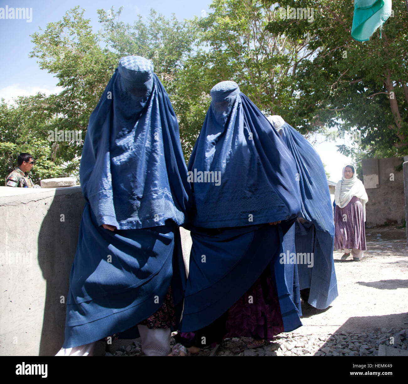 Les femmes afghanes à pied pour le centre du district d'assister à un séminaire médical des femmes à Qarah Bagh, district de la province de Ghazni, en Afghanistan, le 4 juin 2013. Trente femmes du district de Qarah Bagh et des environs ont assisté aux deux jours de séminaire médical, qui couvre des sujets tels que l'assainissement, les techniques d'accouchement d'urgence, et la nutrition. (U.S. Photo de l'armée par la CPS. Jessica Reyna DeBooy/libérés) deux jours de séminaire médical 130604-A-SL739-002 Banque D'Images